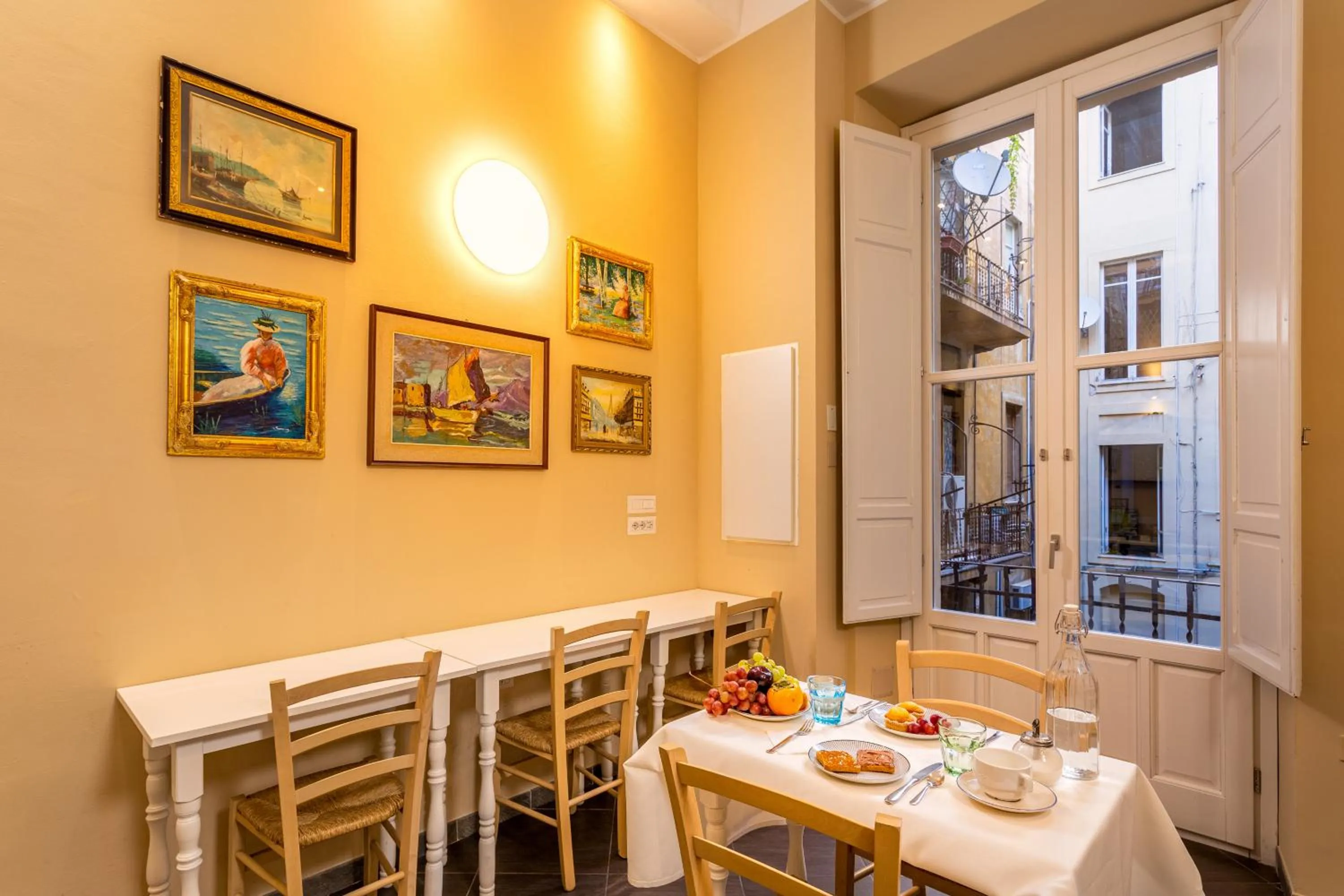 Communal lounge/ TV room in Marlin Rooms