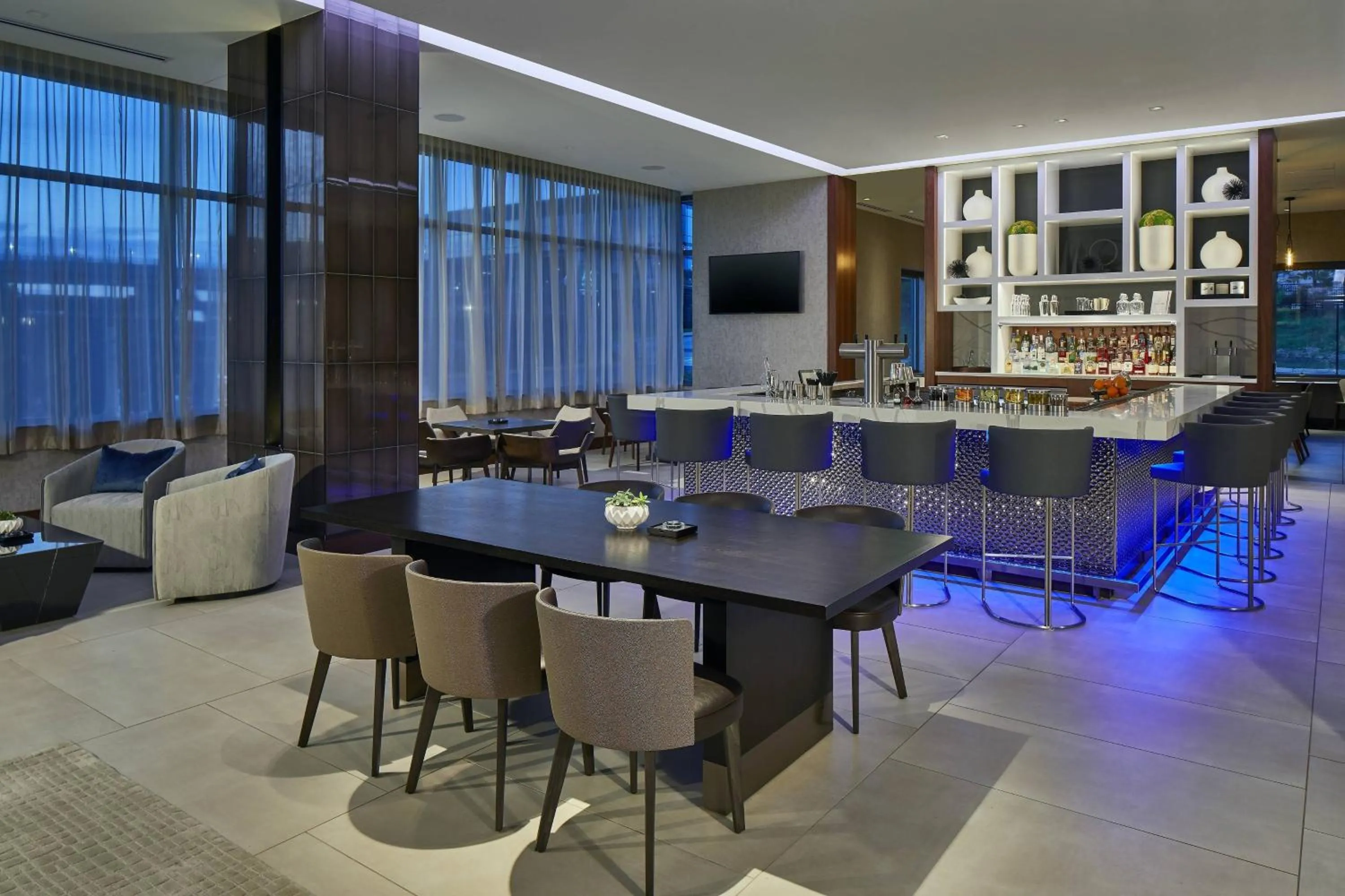 Lounge or bar in AC Hotel by Marriott Atlanta Airport Gateway