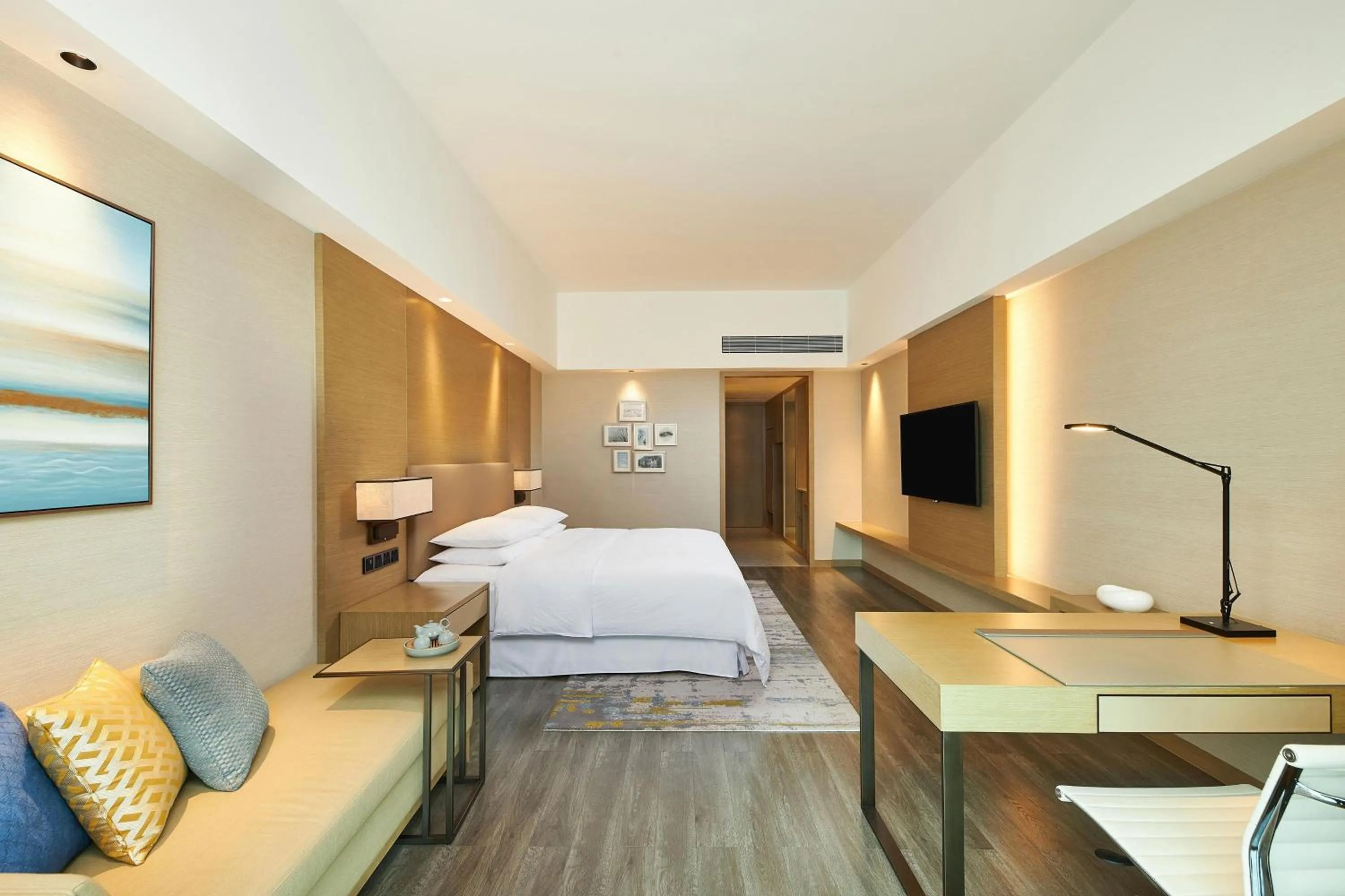 Photo of the whole room, Bed in Four Points by Sheraton Jiaxing