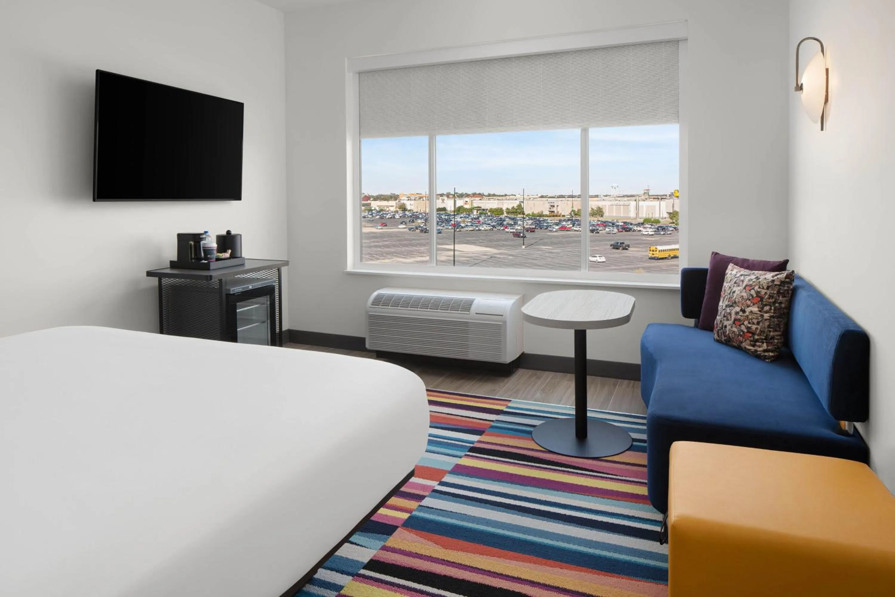 Photo of the whole room, Bed in Aloft Katy Mills