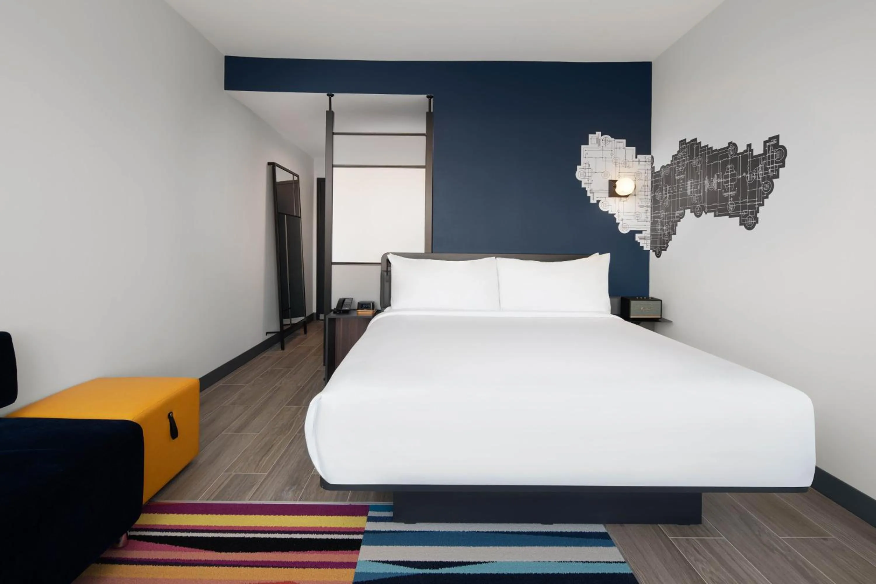 Photo of the whole room, Bed in Aloft Katy Mills