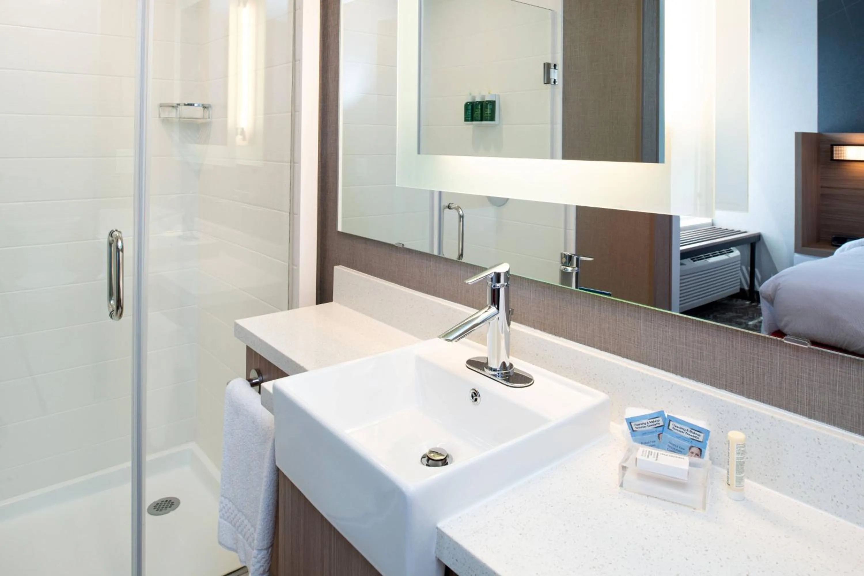 Bathroom, Bed in SpringHill Suites by Marriott Kansas City Northeast