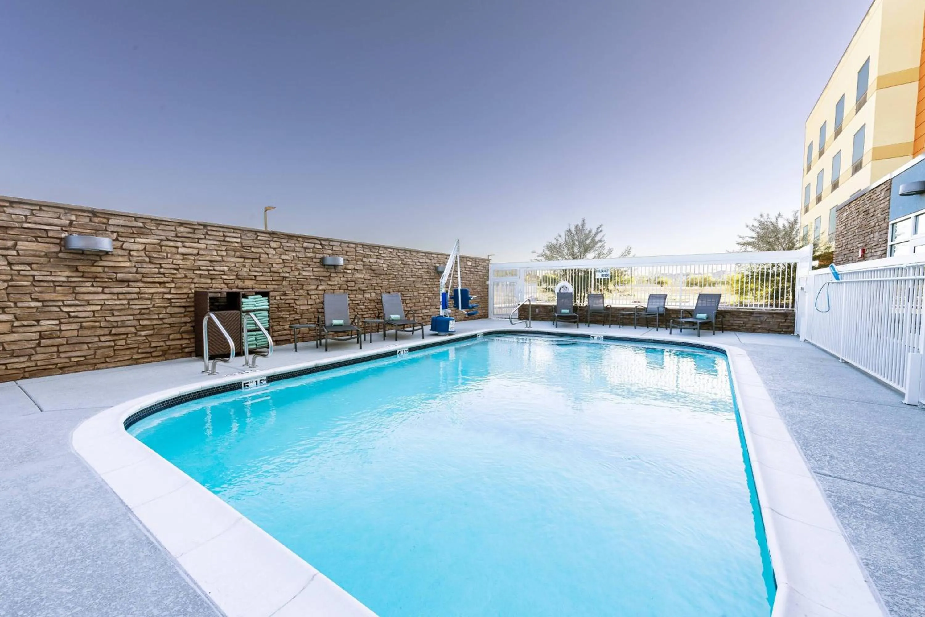 Swimming pool in Fairfield Inn & Suites by Marriott Phoenix West/Tolleson