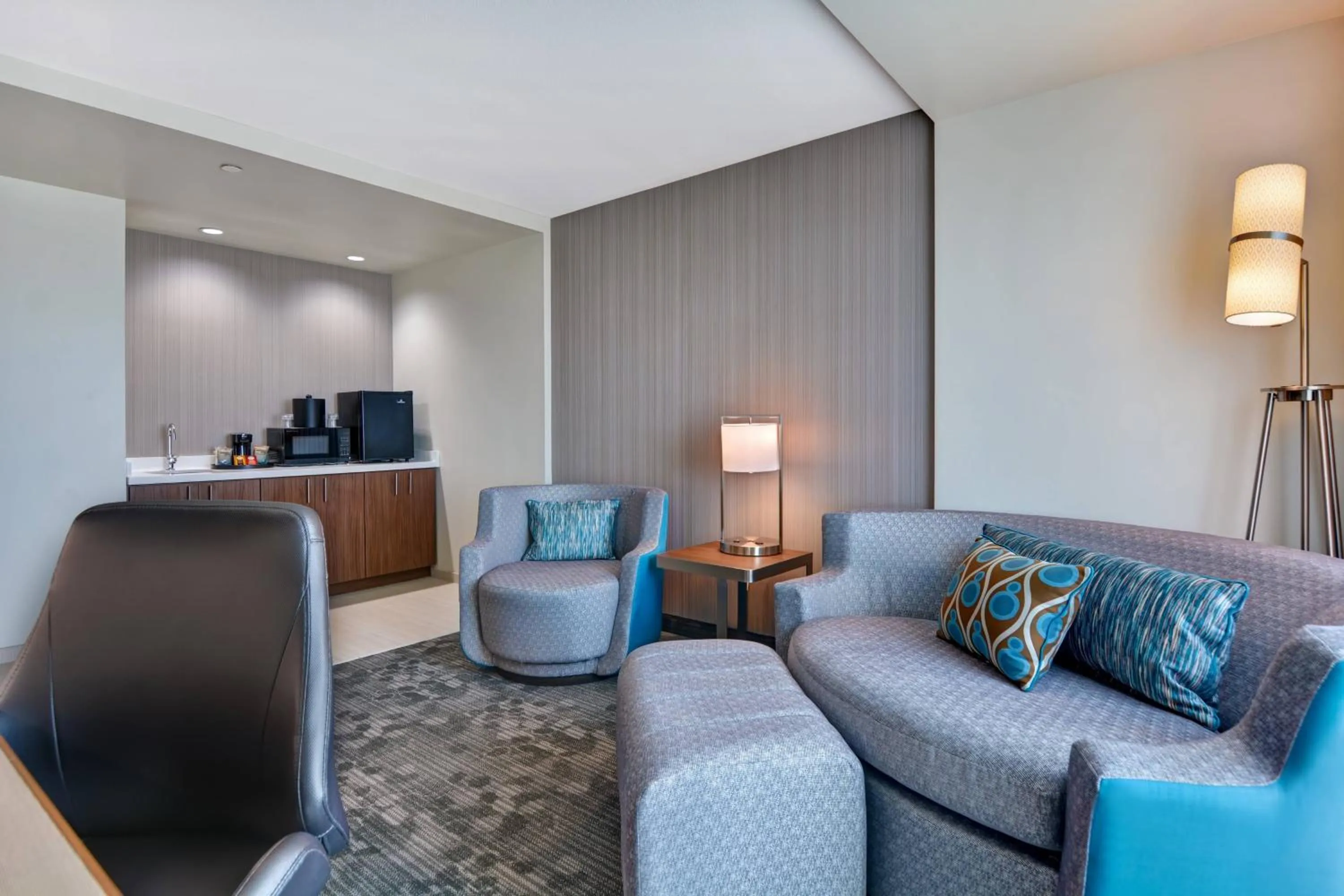 Living room in Courtyard by Marriott Bentonville Rogers Promenade