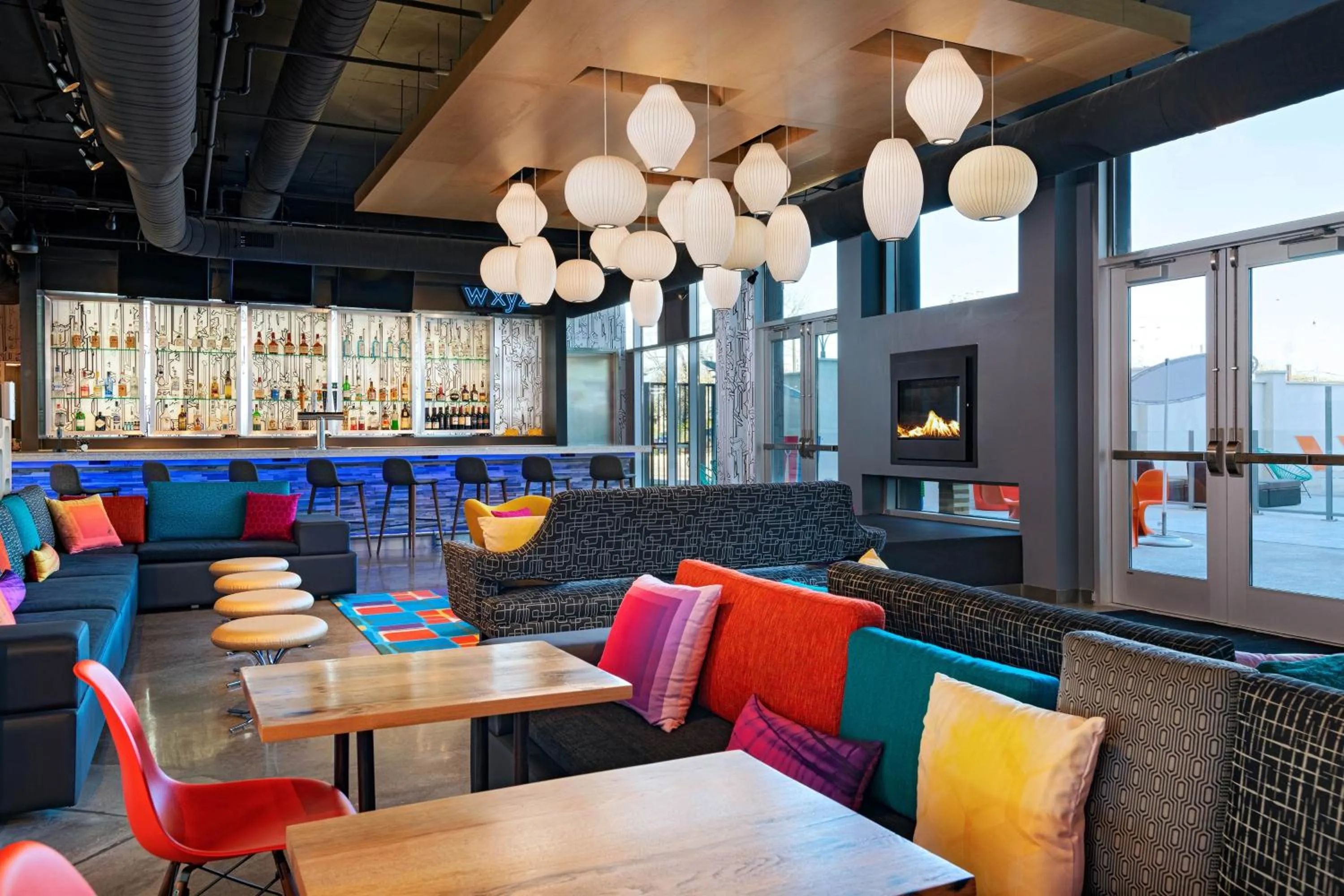 Lounge or bar in Aloft Waco Downtown