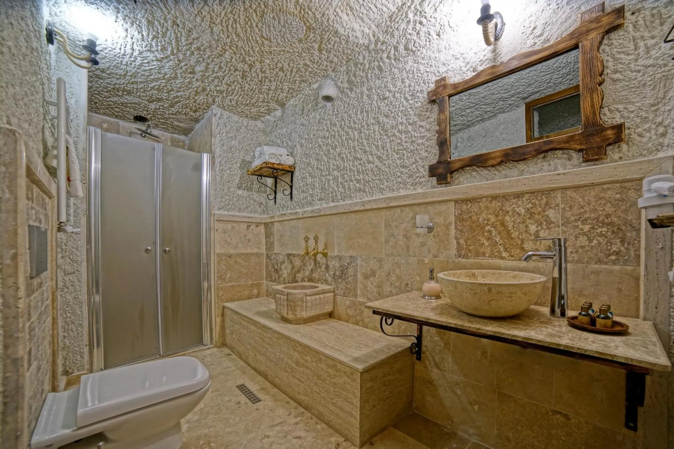 Bathroom in Risus Cave Suites