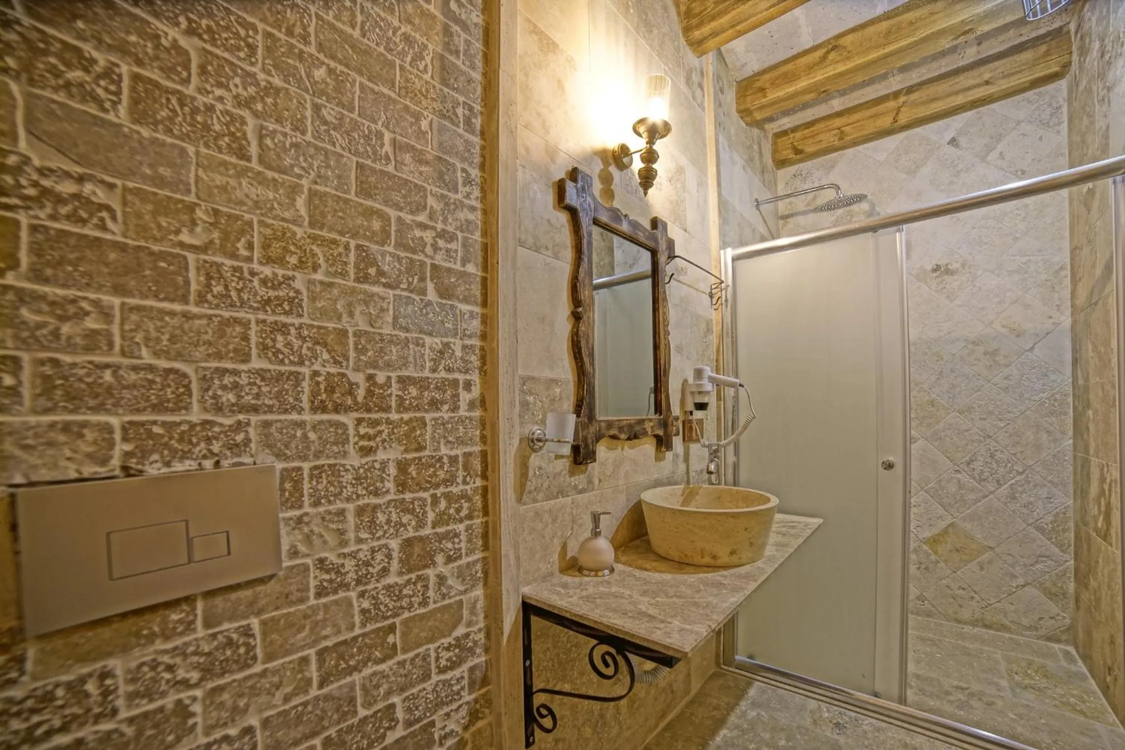Toilet in Risus Cave Suites