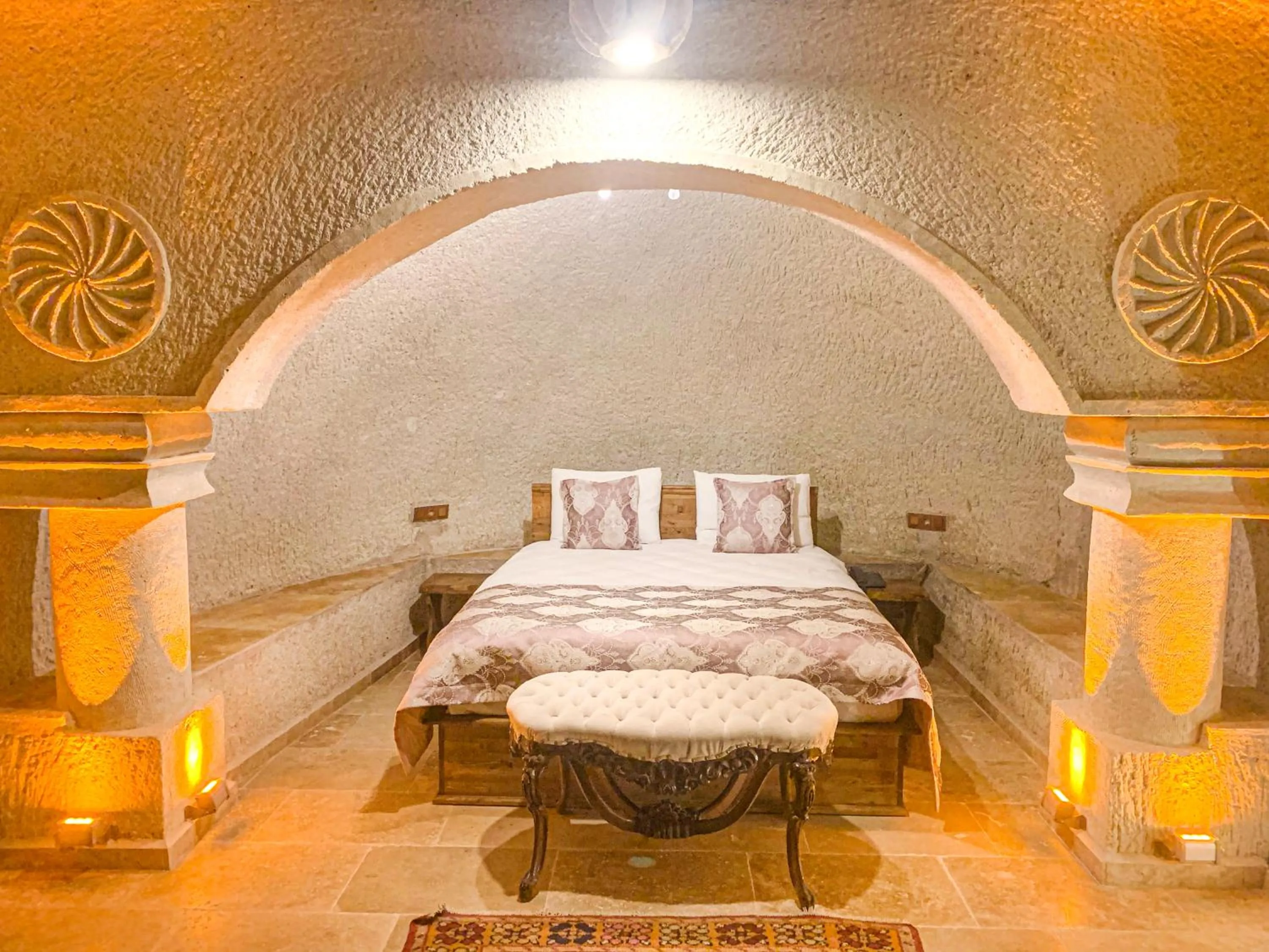 Photo of the whole room, Bed in Risus Cave Suites