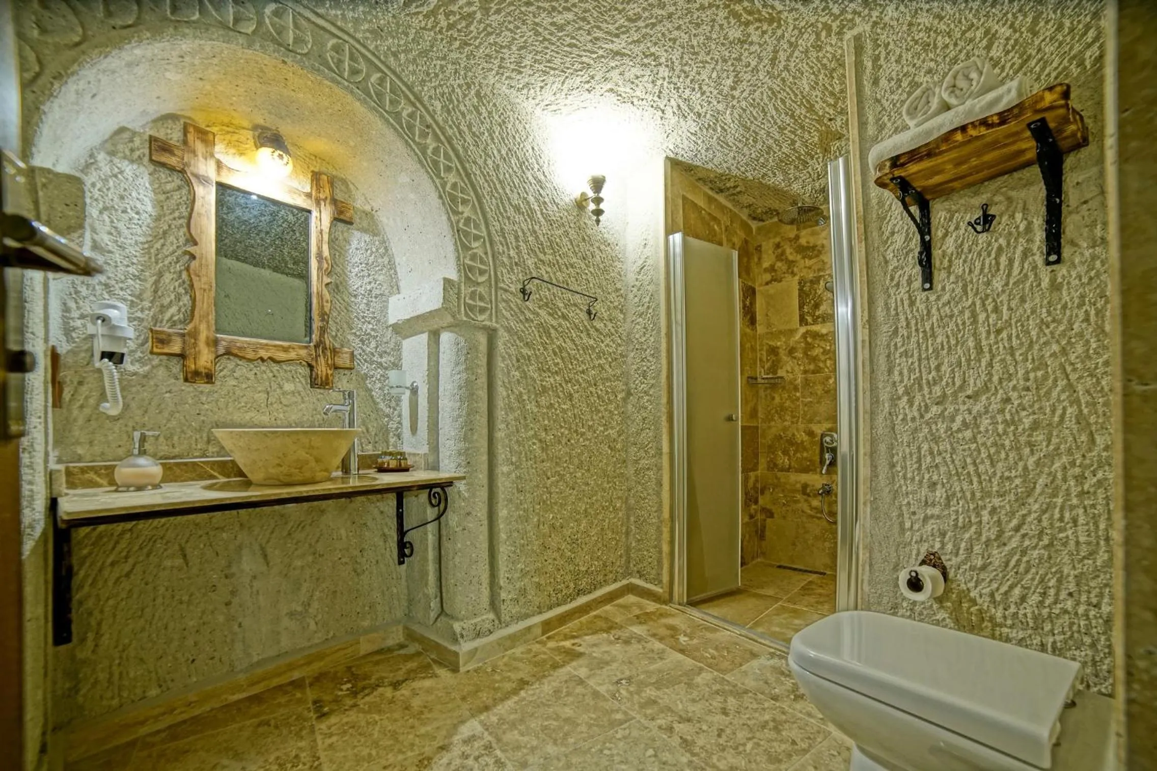 Bathroom in Risus Cave Suites