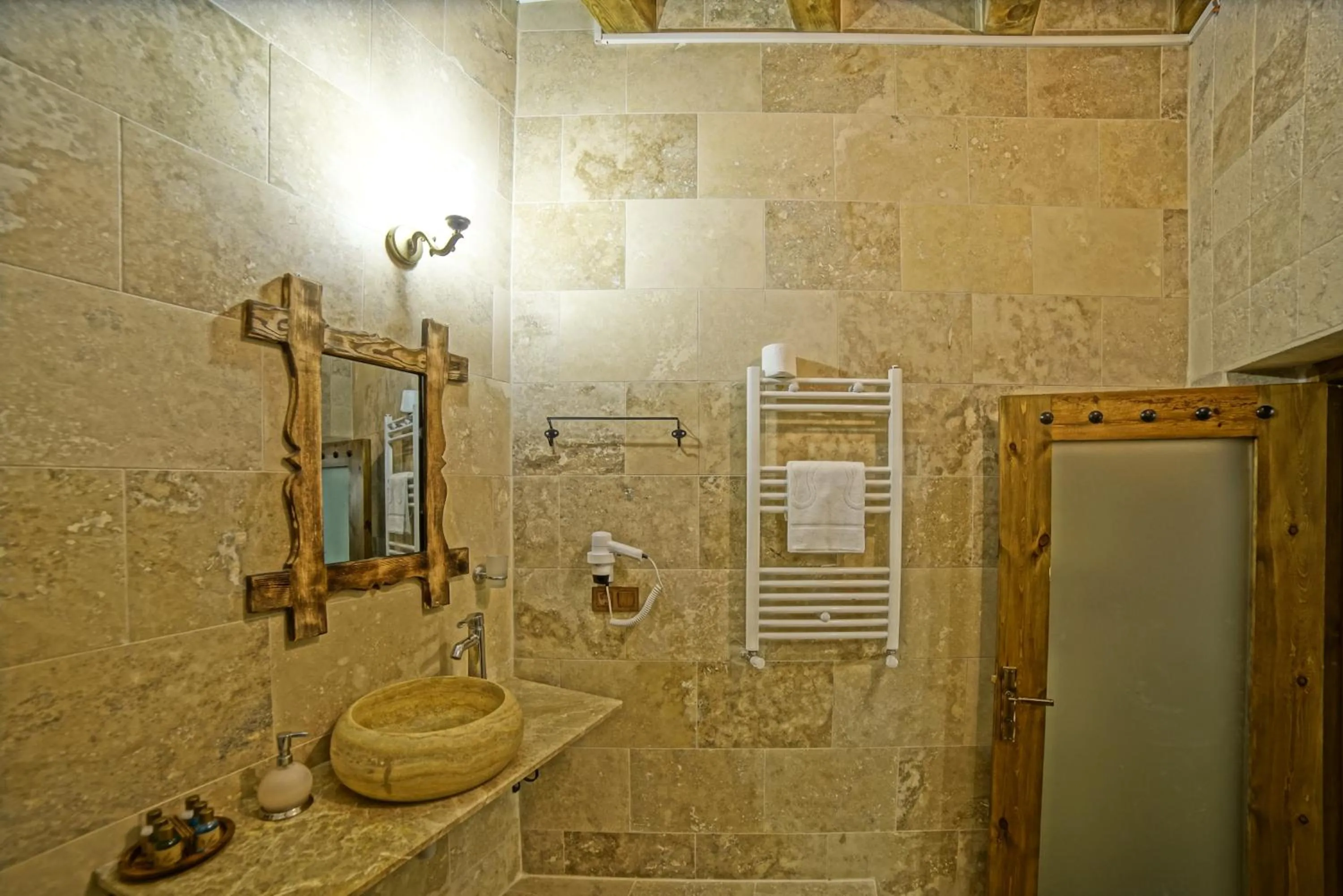 Bathroom in Risus Cave Suites