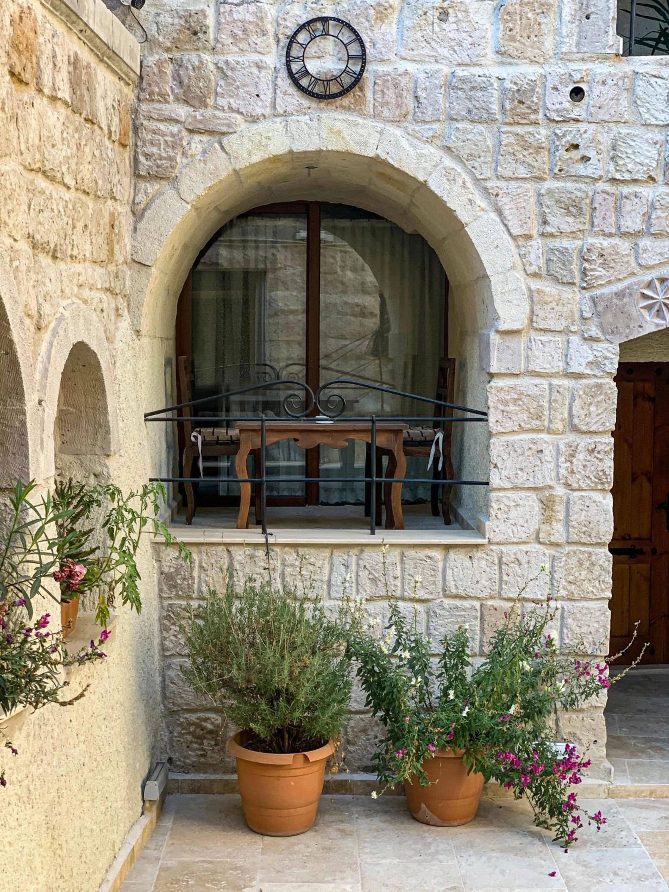 Decorative detail in Risus Cave Suites