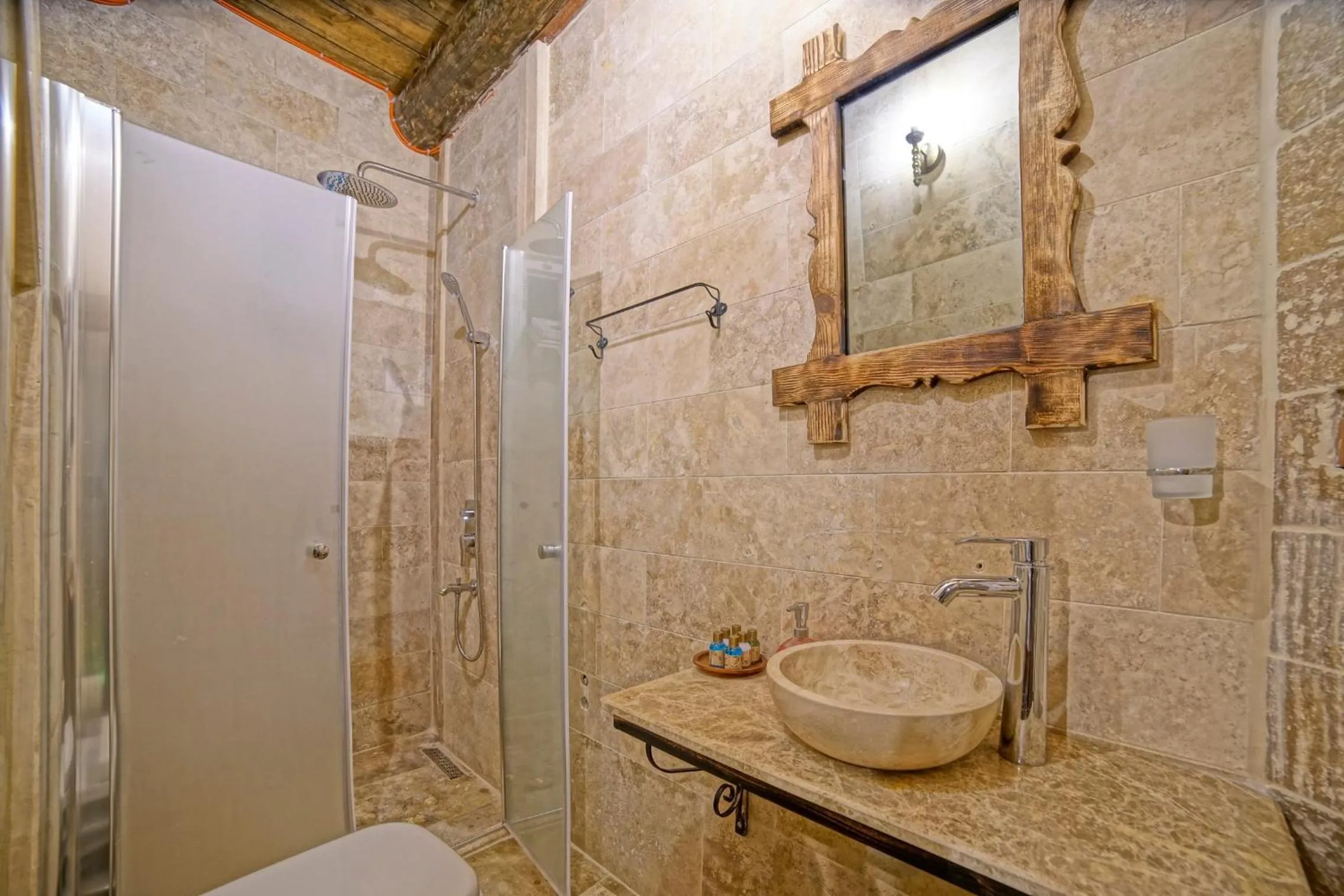 Bathroom in Risus Cave Suites