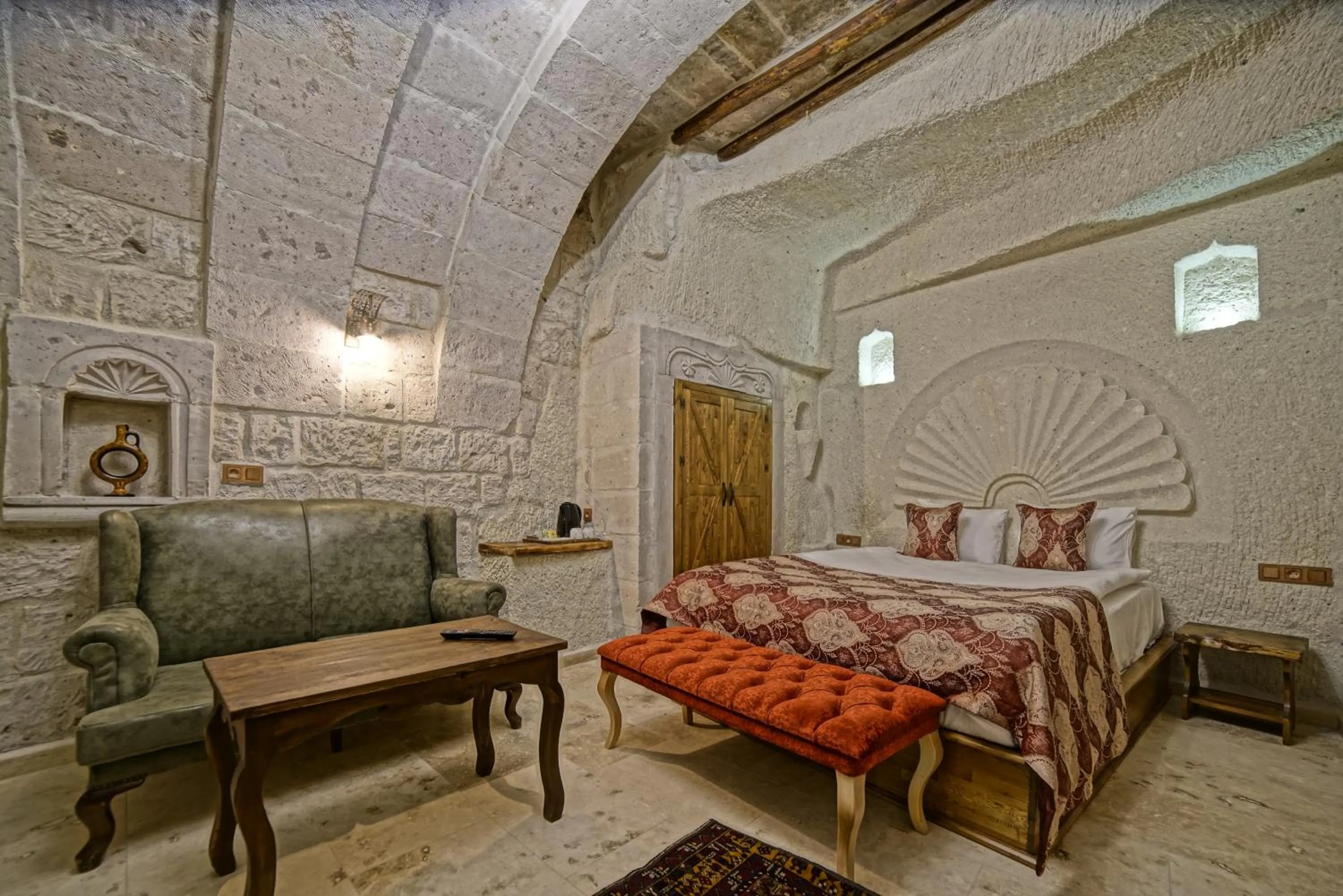 Photo of the whole room, Bed in Risus Cave Suites