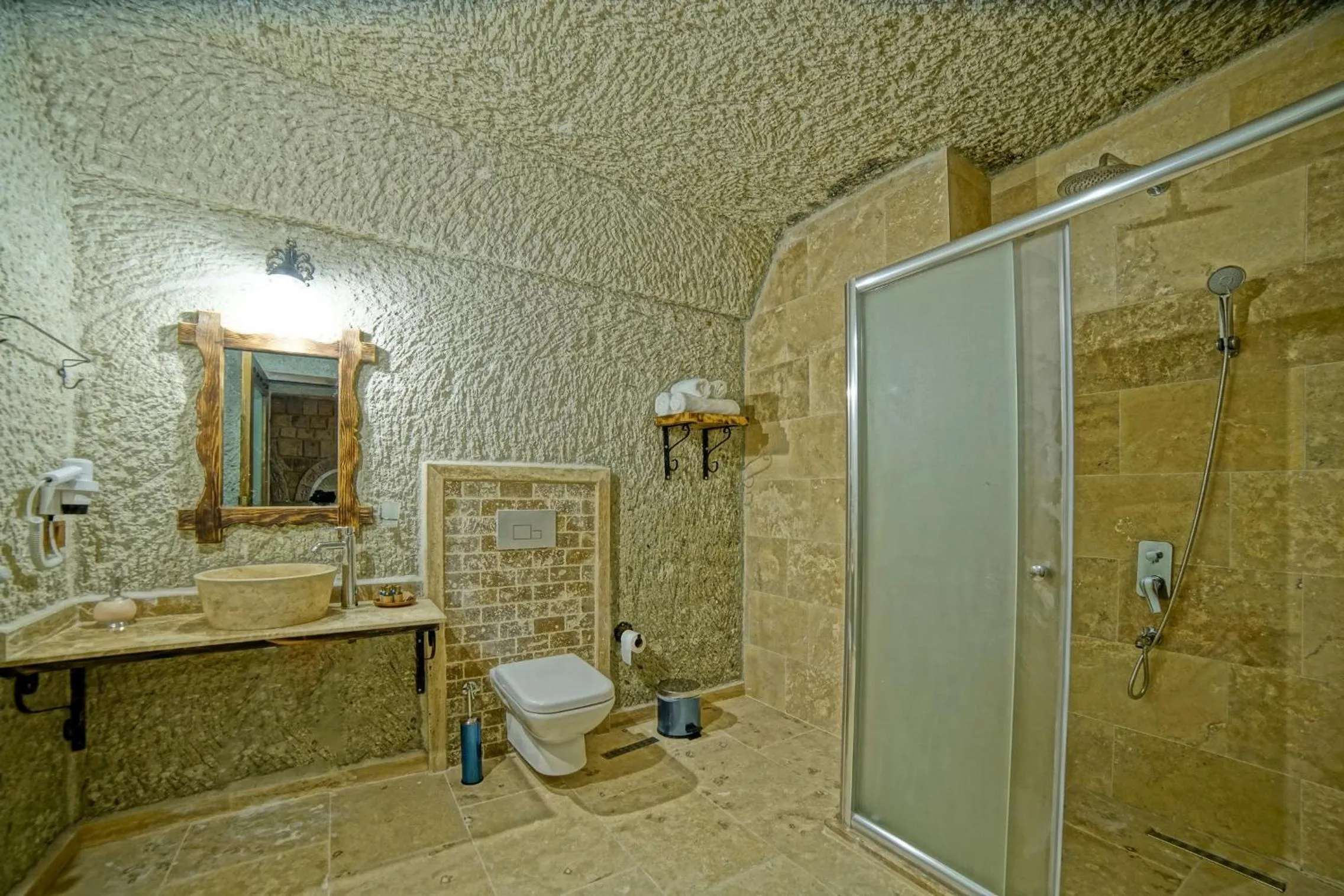 Bathroom in Risus Cave Suites