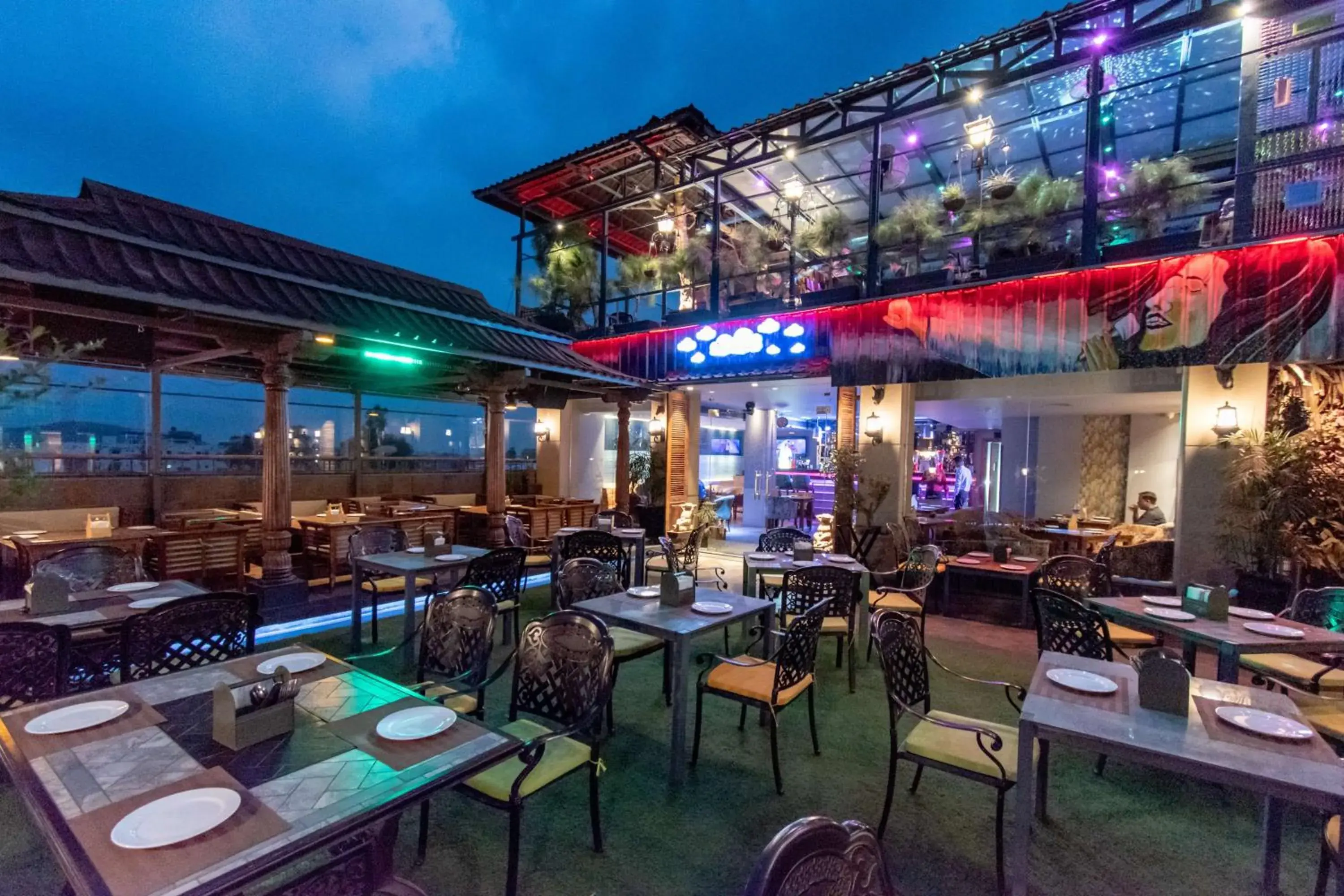 Lounge or bar in Best Western La Vista Pathankot Lounge or bar in Best Western La Vista Pathankot