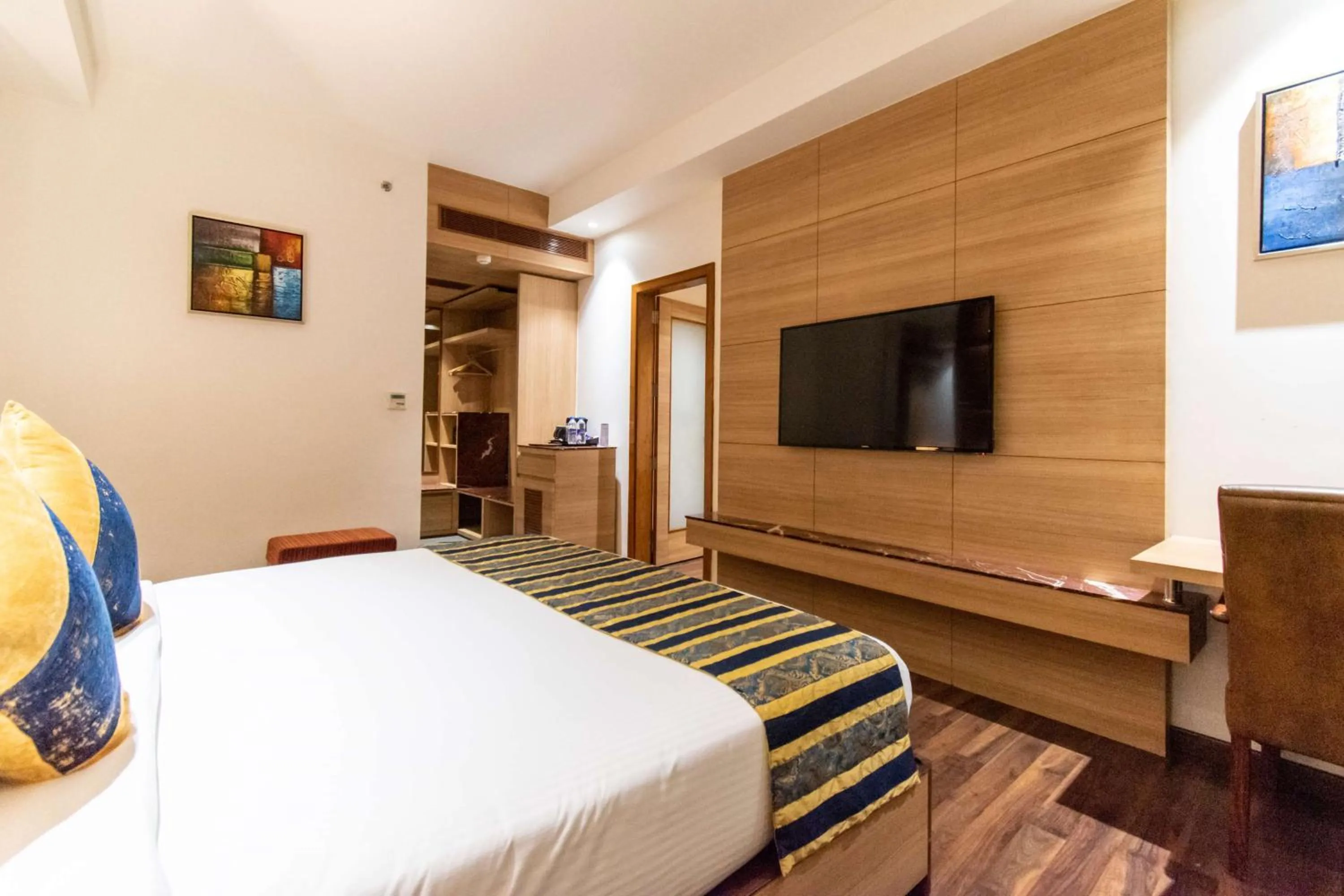 Photo of the whole room, Bed in Best Western La Vista Pathankot