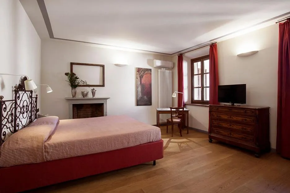 Bed in Borromeo Rooms Bed & Living