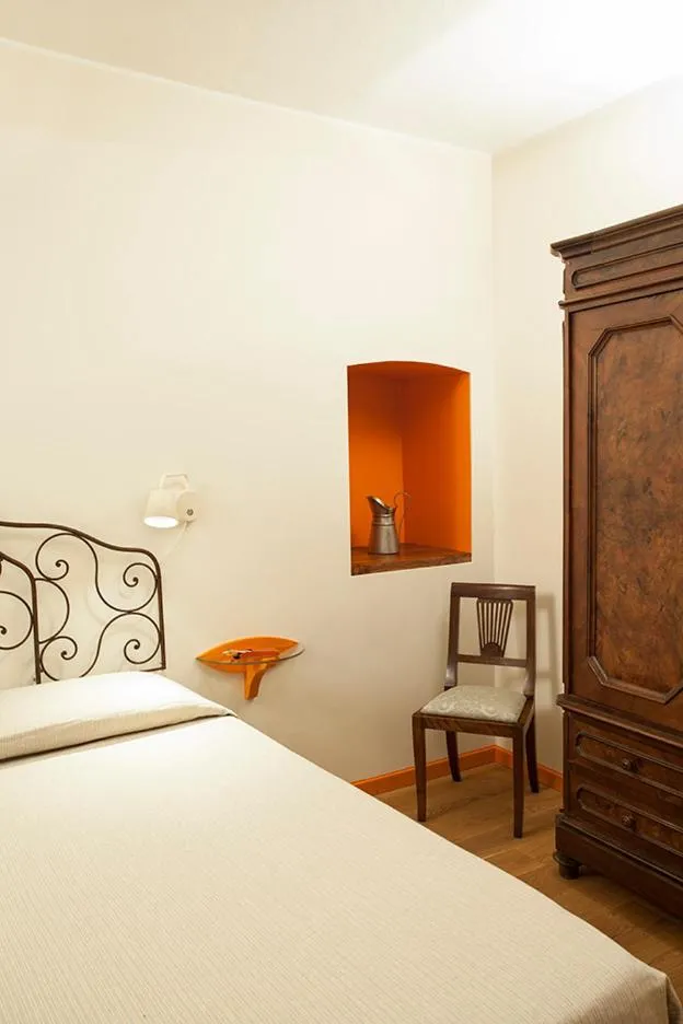 Bed in Borromeo Rooms Bed & Living
