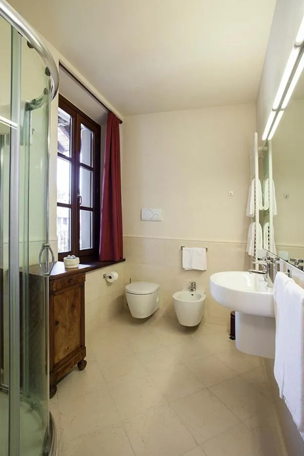 Shower in Borromeo Rooms Bed & Living