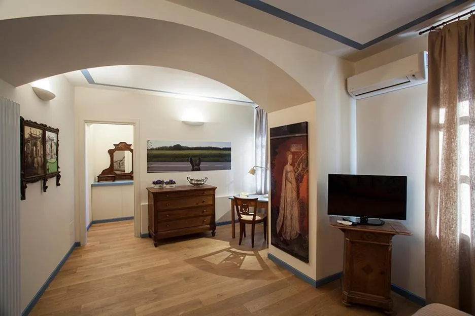 TV and multimedia in Borromeo Rooms Bed & Living