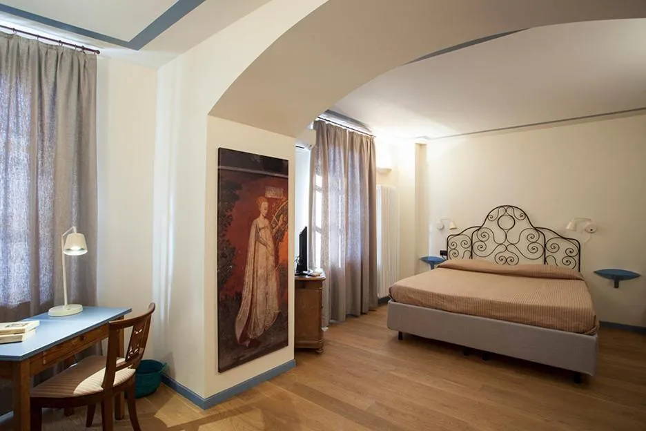 Bed in Borromeo Rooms Bed & Living