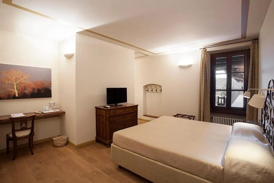 Bed in Borromeo Rooms Bed & Living
