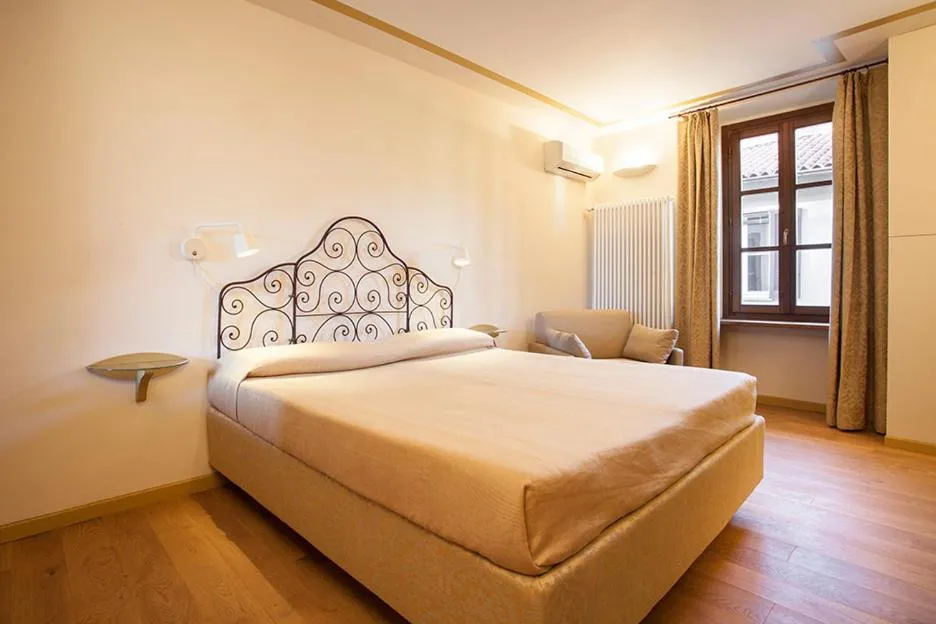 Bed in Borromeo Rooms Bed & Living