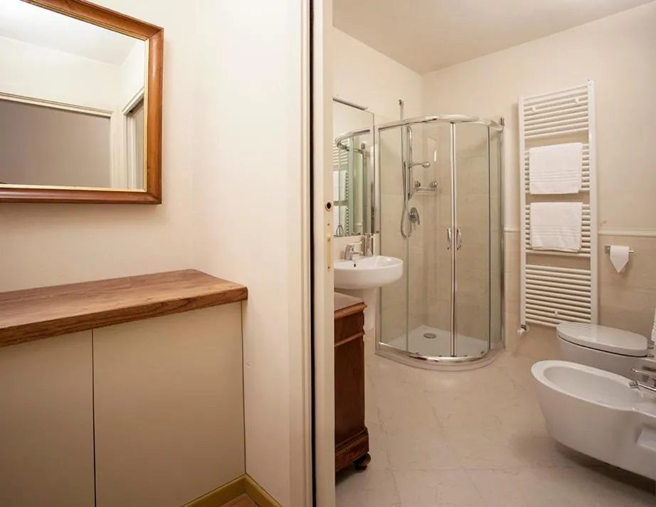 Shower in Borromeo Rooms Bed & Living