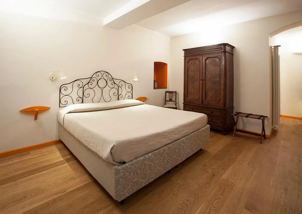 Bedroom, Bed in Borromeo Rooms Bed & Living