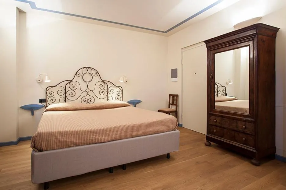 Bed in Borromeo Rooms Bed & Living