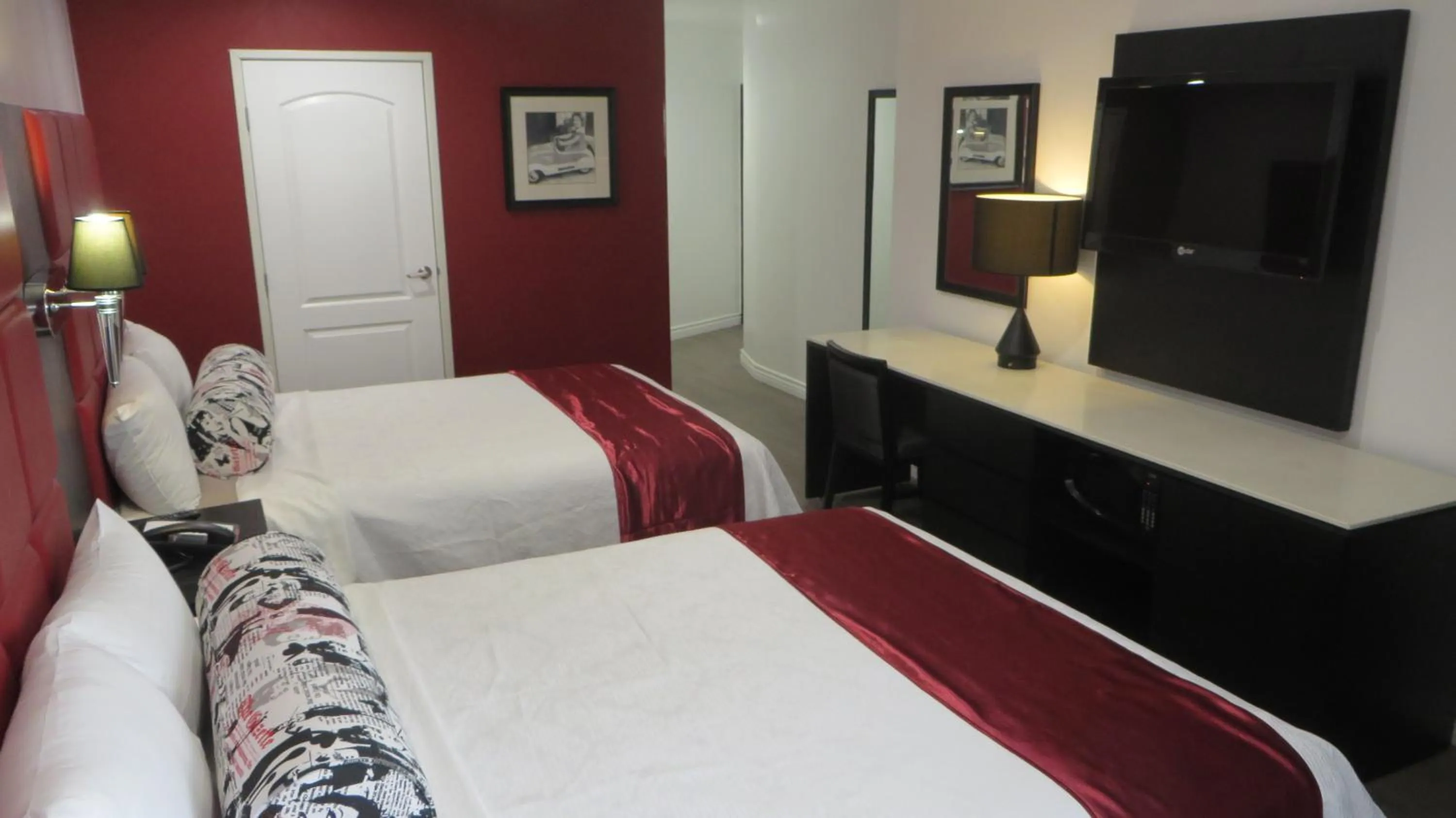 Photo of the whole room, Bed in Legend Hotel Hollywood