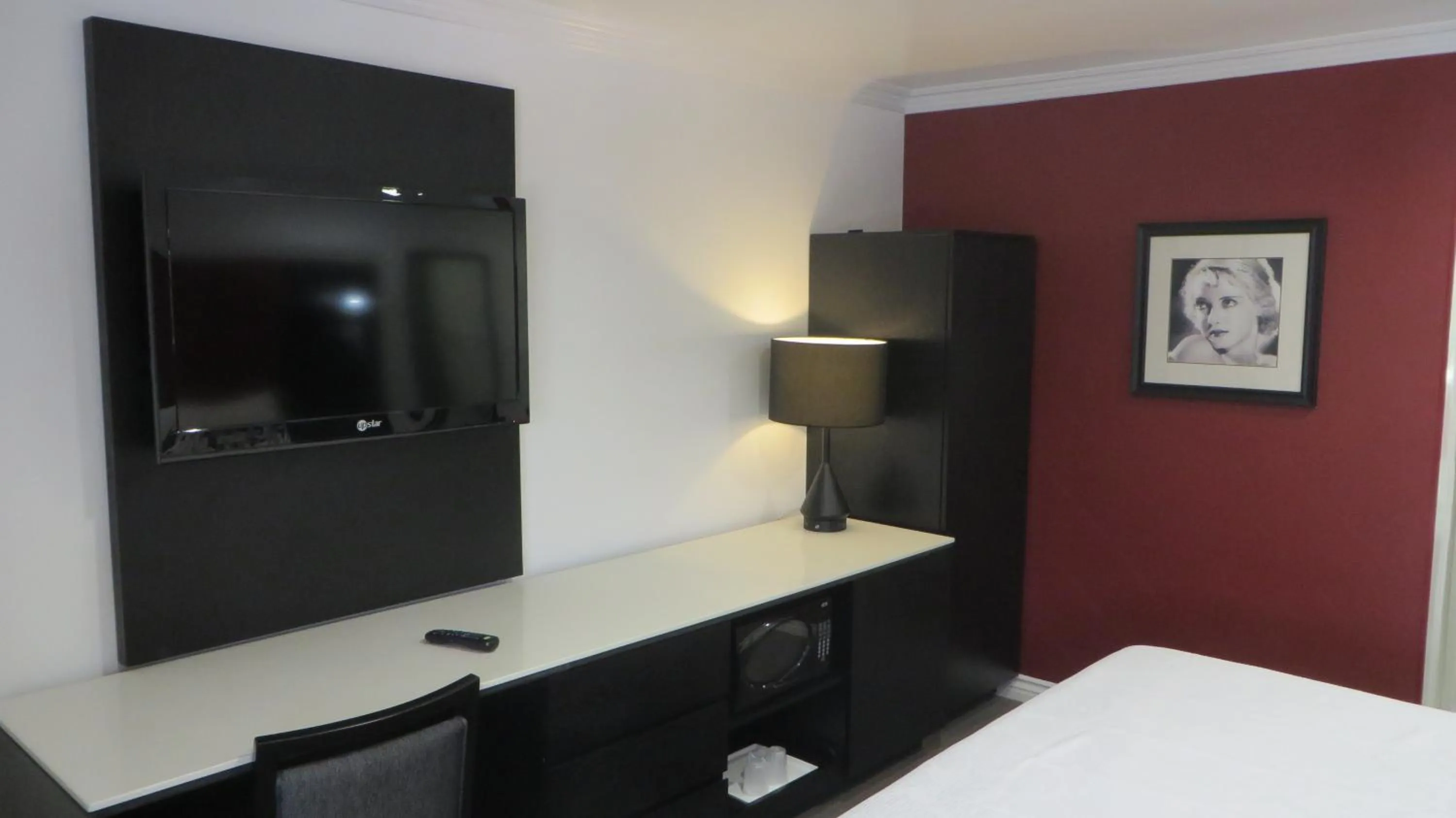 TV and multimedia, Bed in Legend Hotel Hollywood