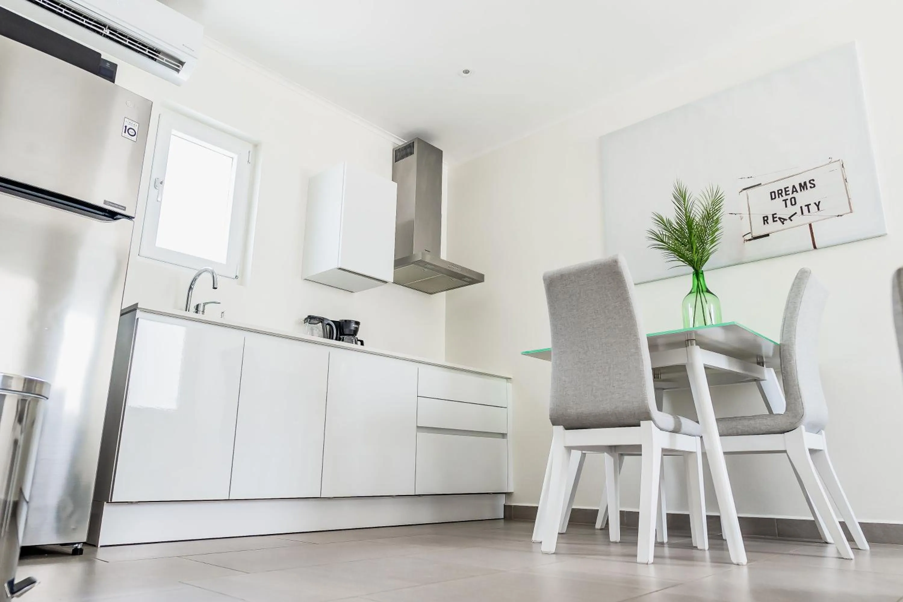 Kitchen or kitchenette in The Palm Leaf Apartments