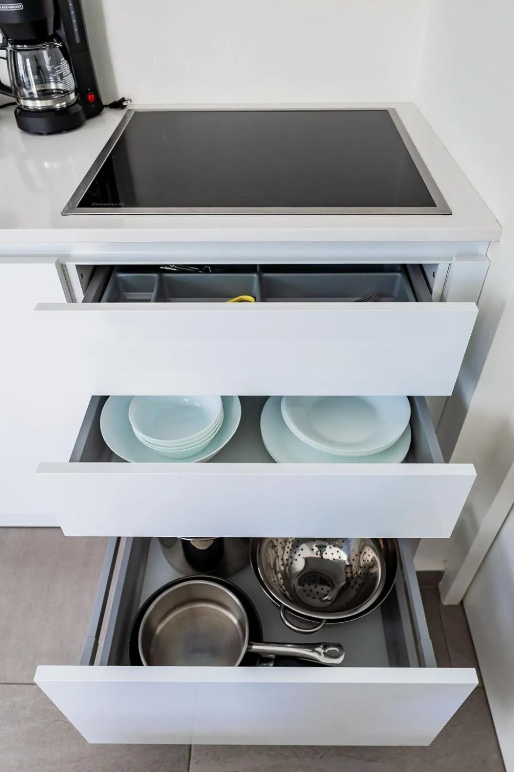 Coffee/tea facilities in The Palm Leaf Apartments