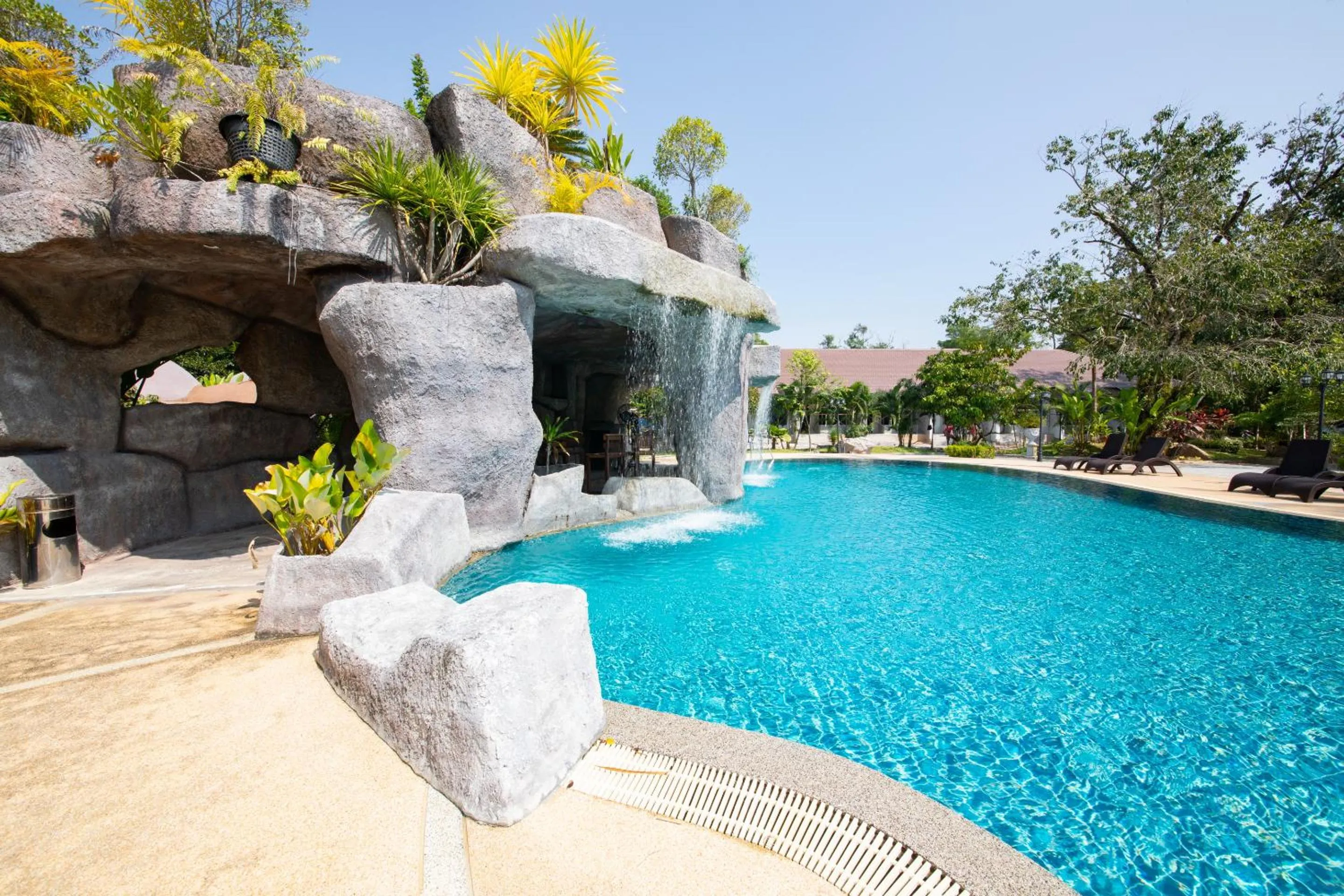 Swimming pool in Rnana Grand