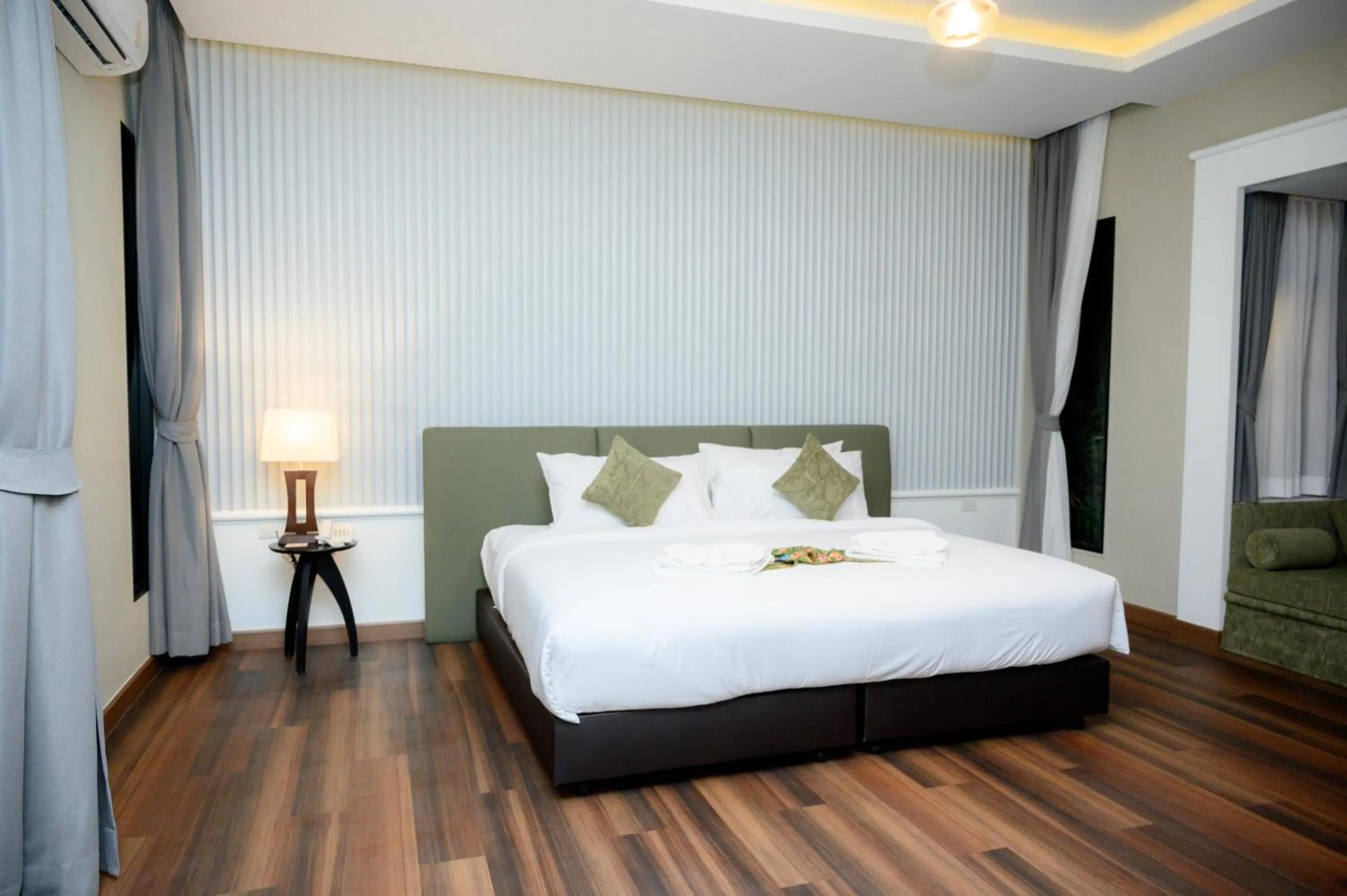 Deluxe King Room in Rnana Grand