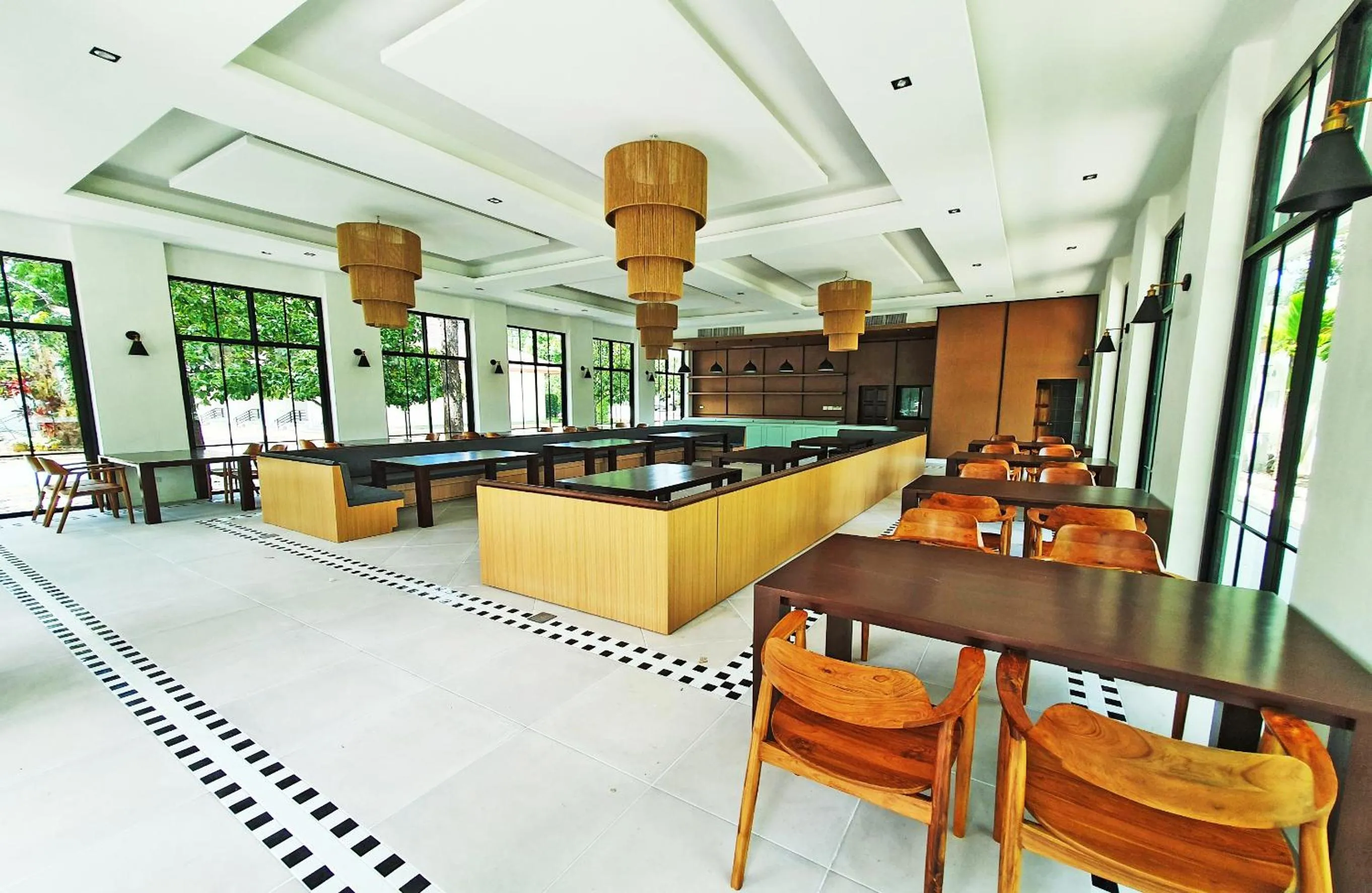 Restaurant/places to eat in Rnana Grand