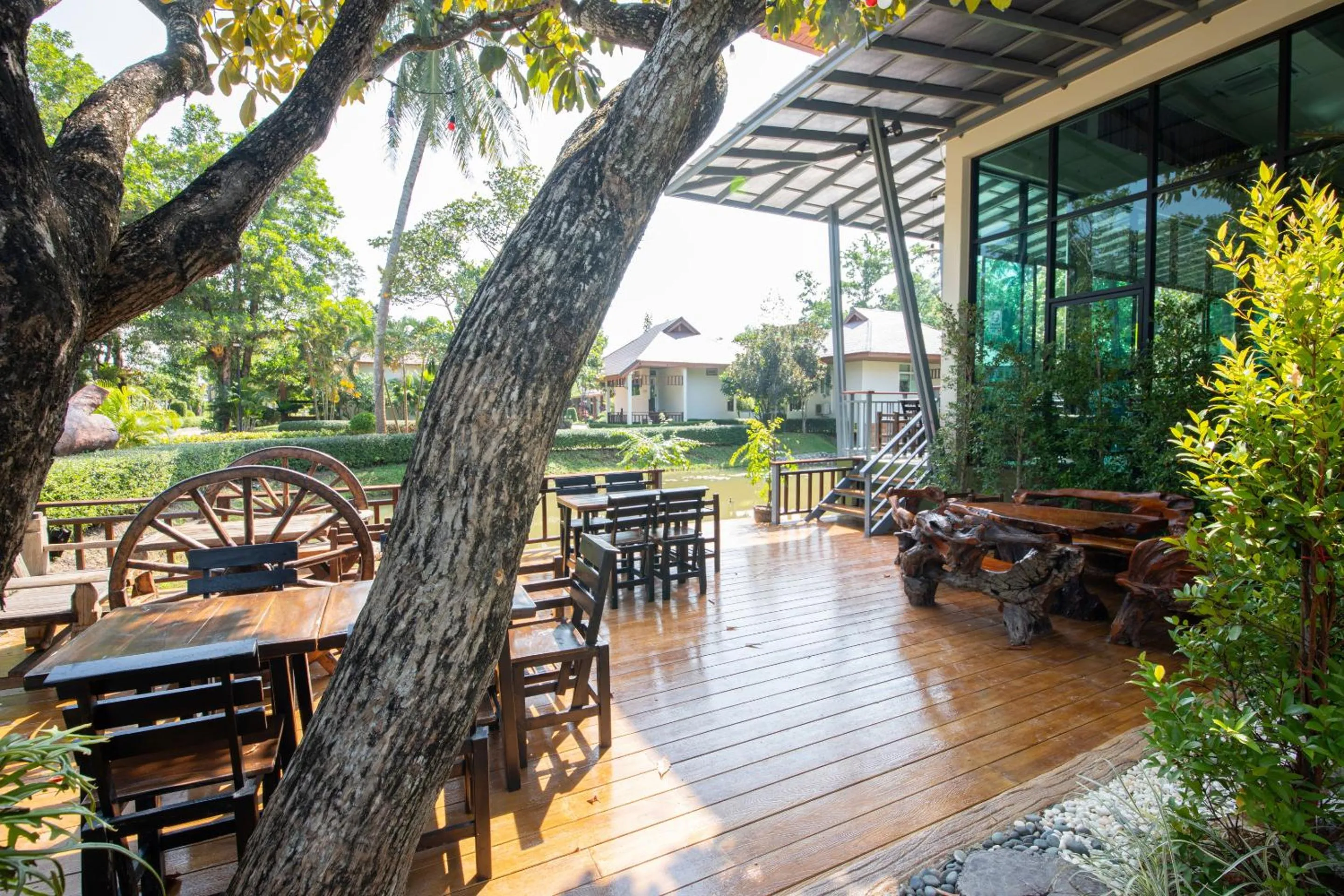 Restaurant/places to eat in Rnana Grand