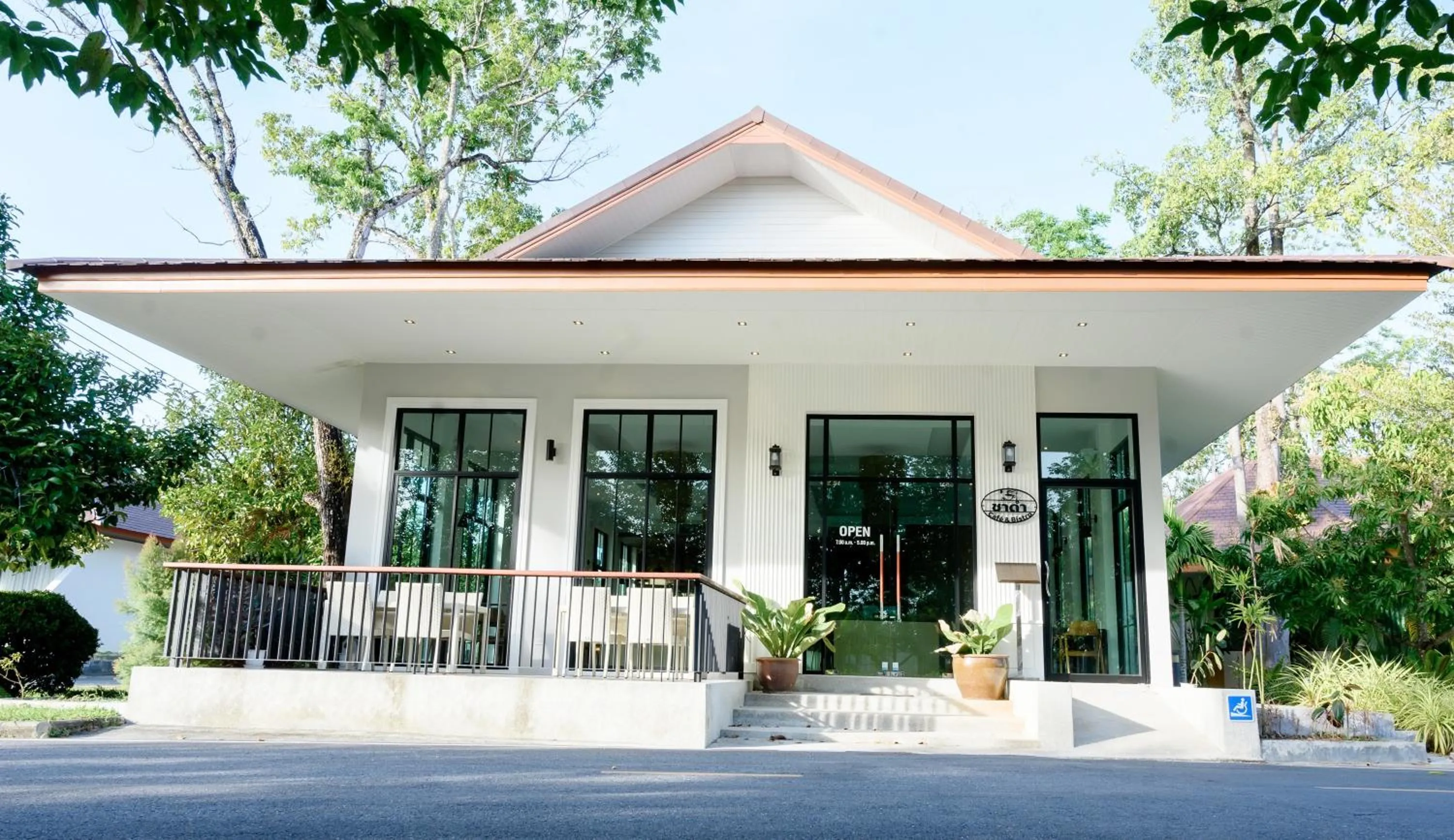 Restaurant/places to eat in Rnana Grand