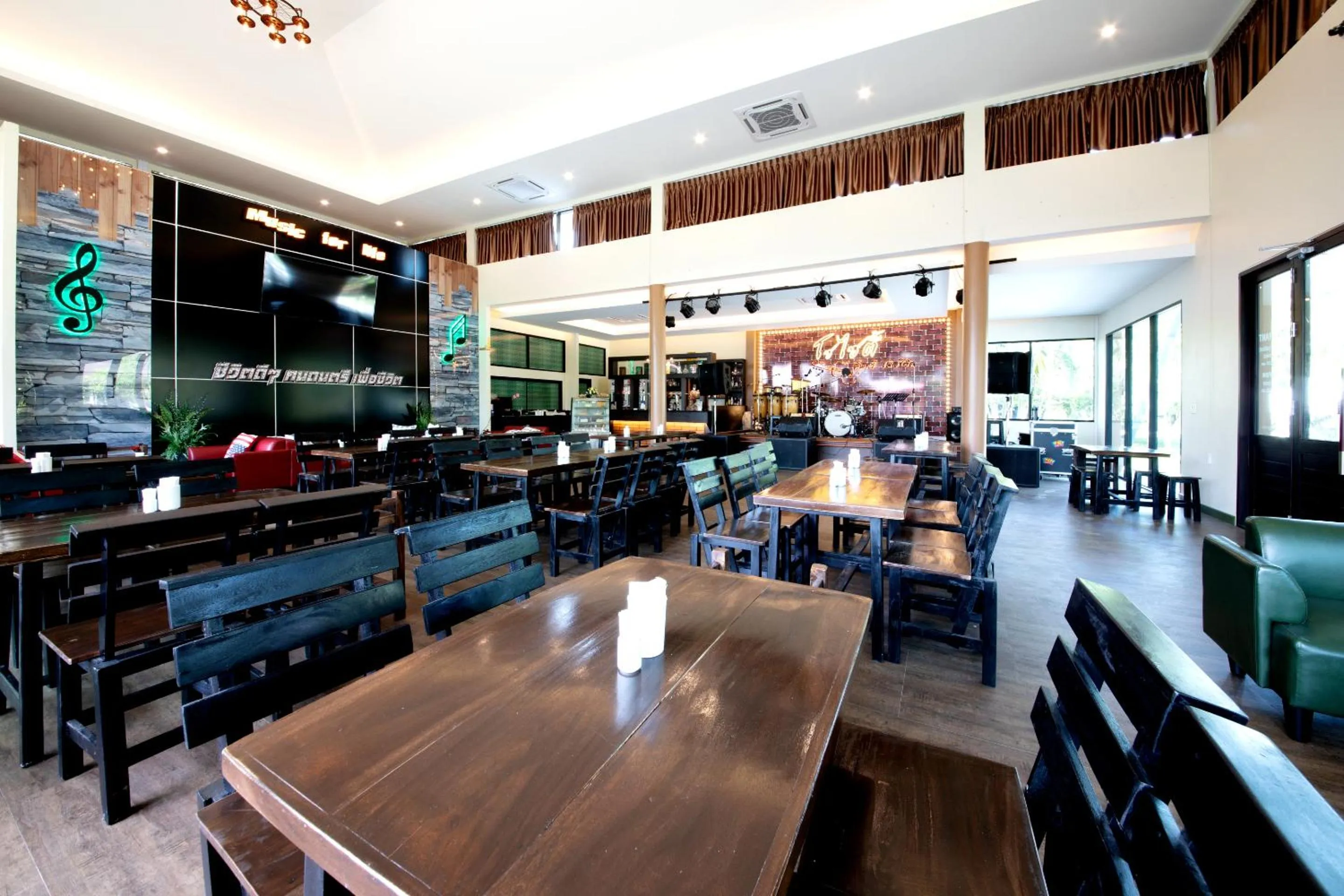 Restaurant/places to eat in Rnana Grand