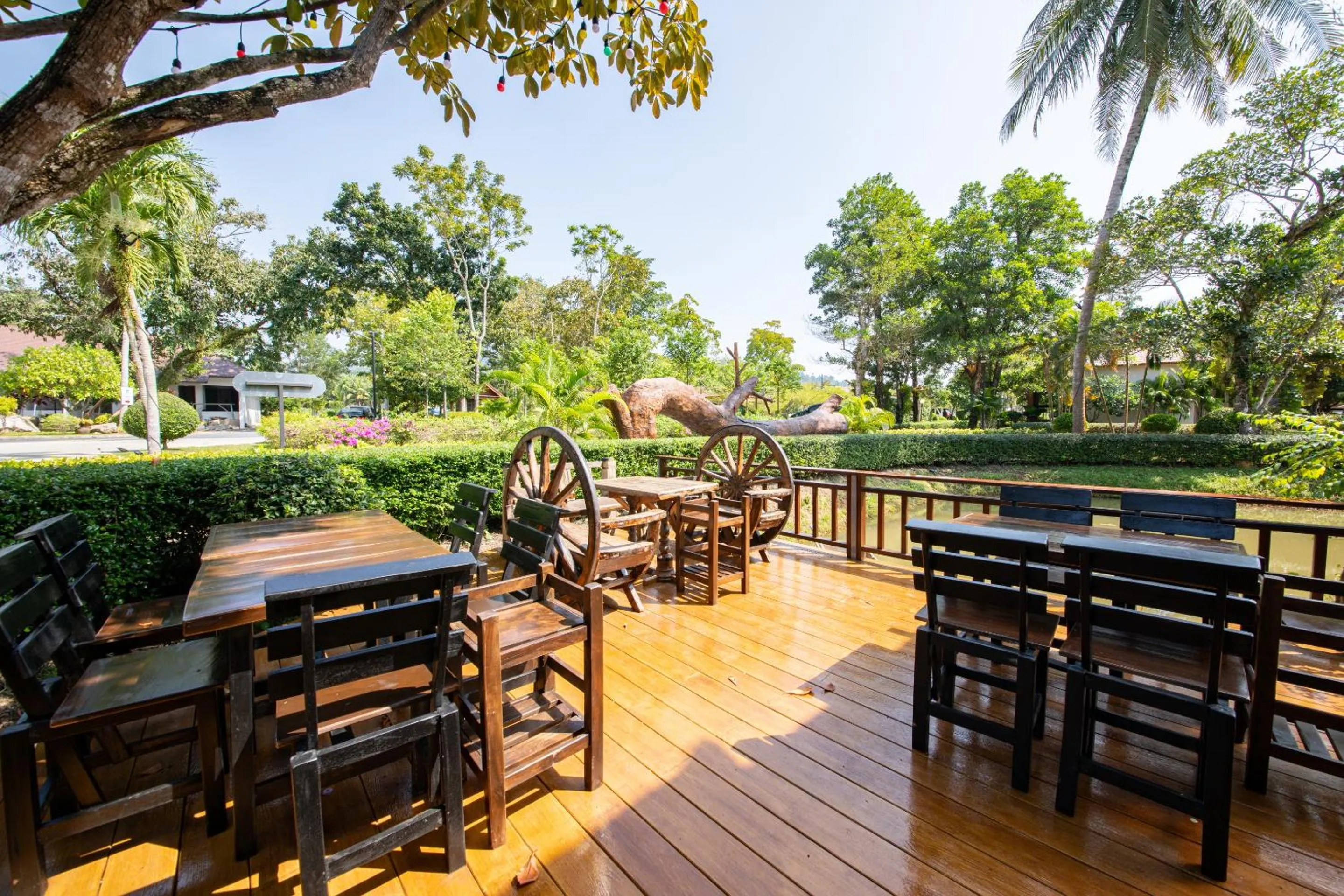 Restaurant/places to eat in Rnana Grand