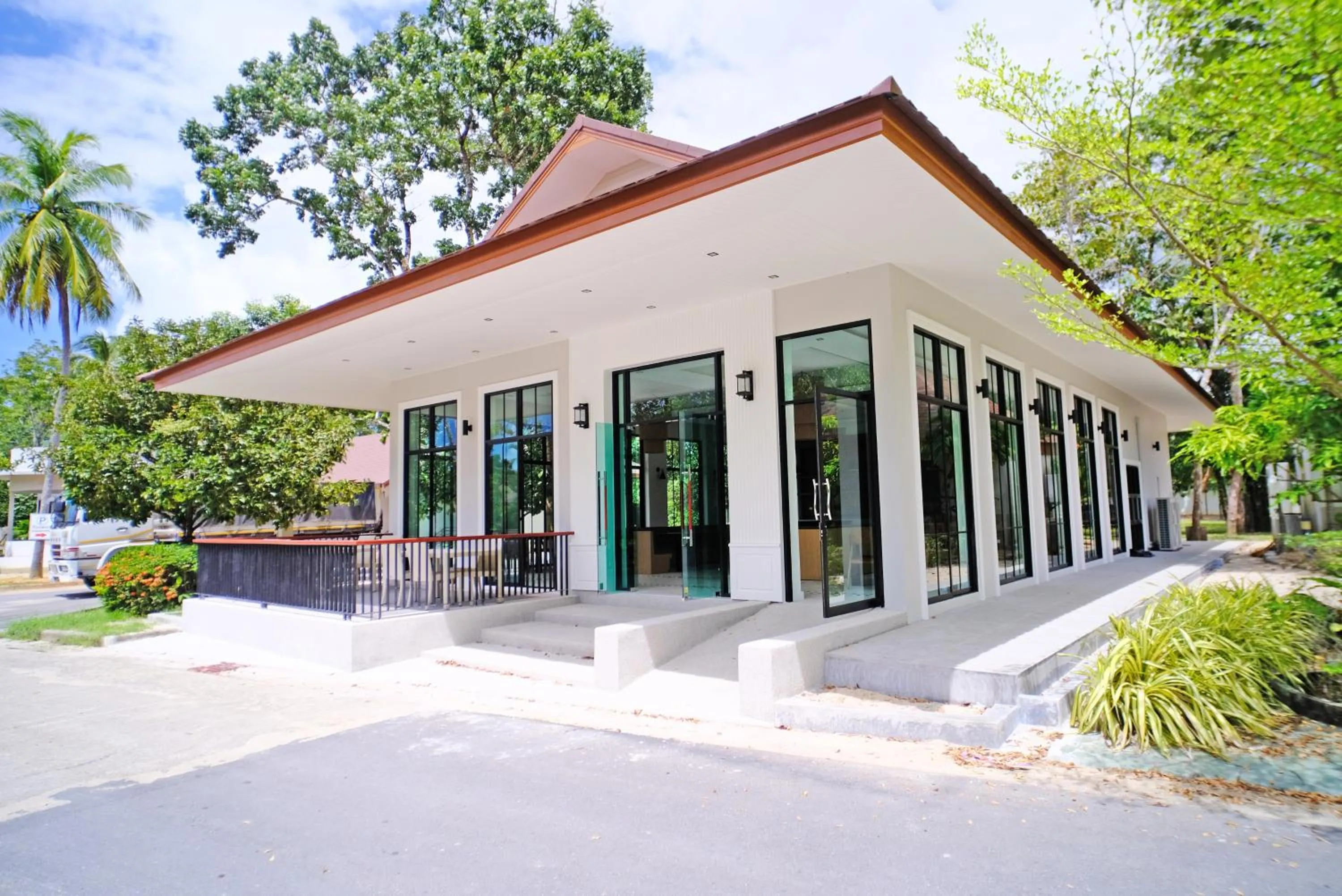 Restaurant/places to eat in Rnana Grand