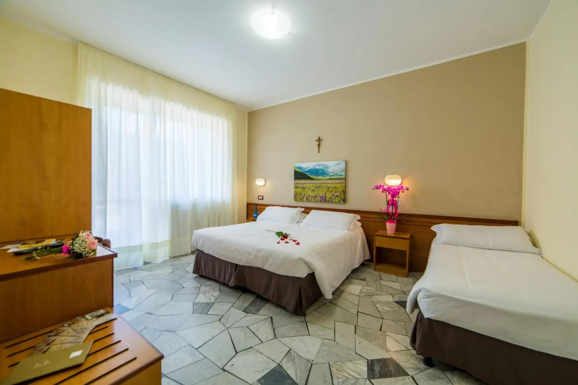 Standard Triple Room in Hotel Delle Rose Standard Triple Room in Hotel Delle Rose