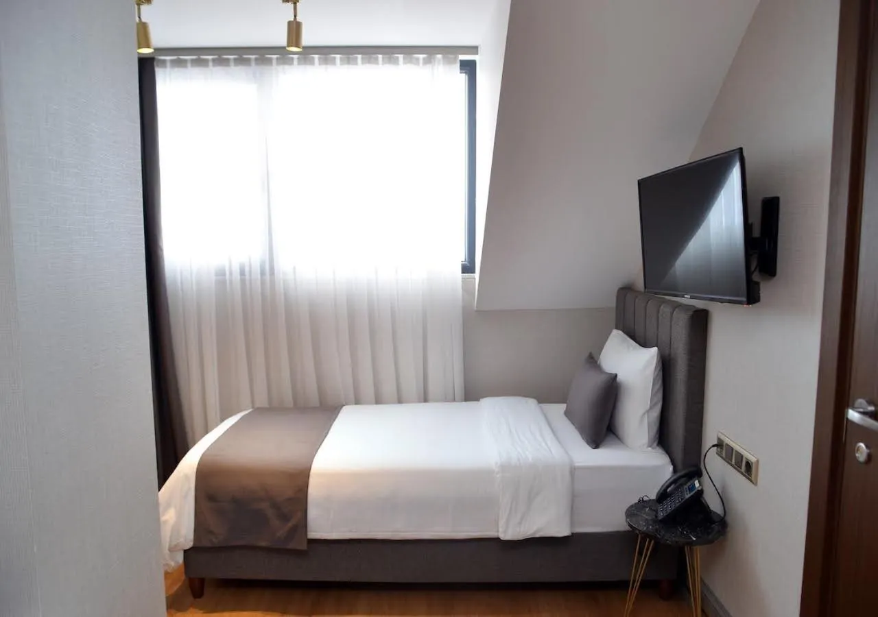 Bed, TV/Entertainment Center in Kings Cross Hotel Istanbul