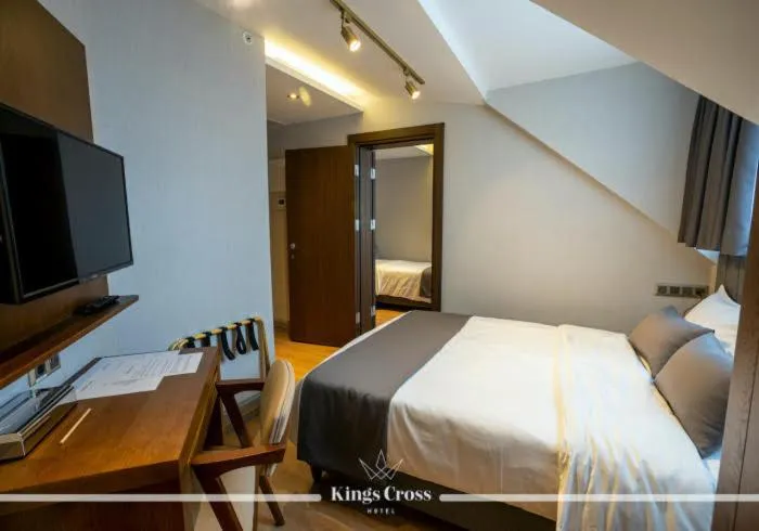 Bed, TV/Entertainment Center in Kings Cross Hotel Istanbul