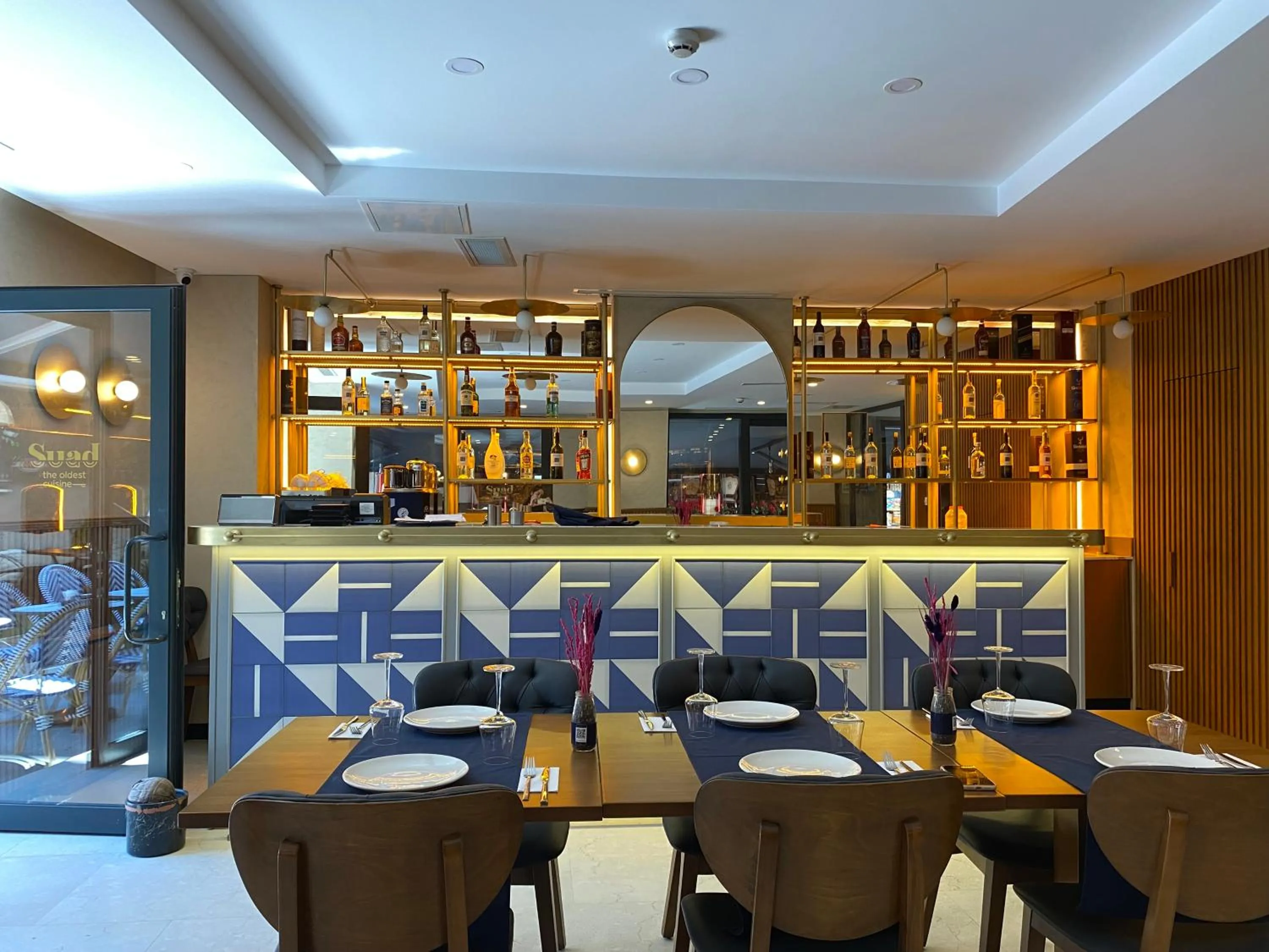 Restaurant/places to eat in Suadhan Hotel