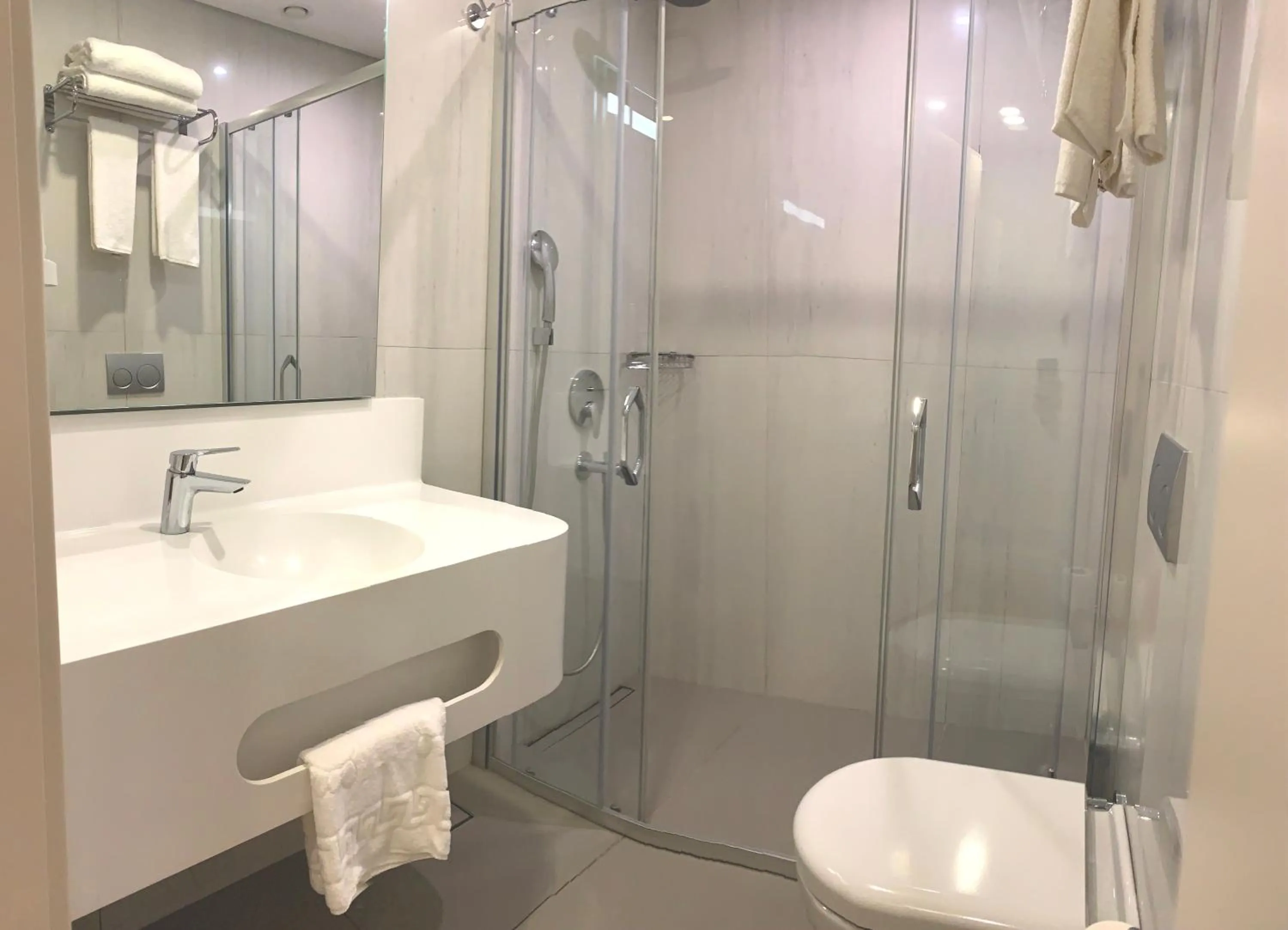 Shower in Suadhan Hotel