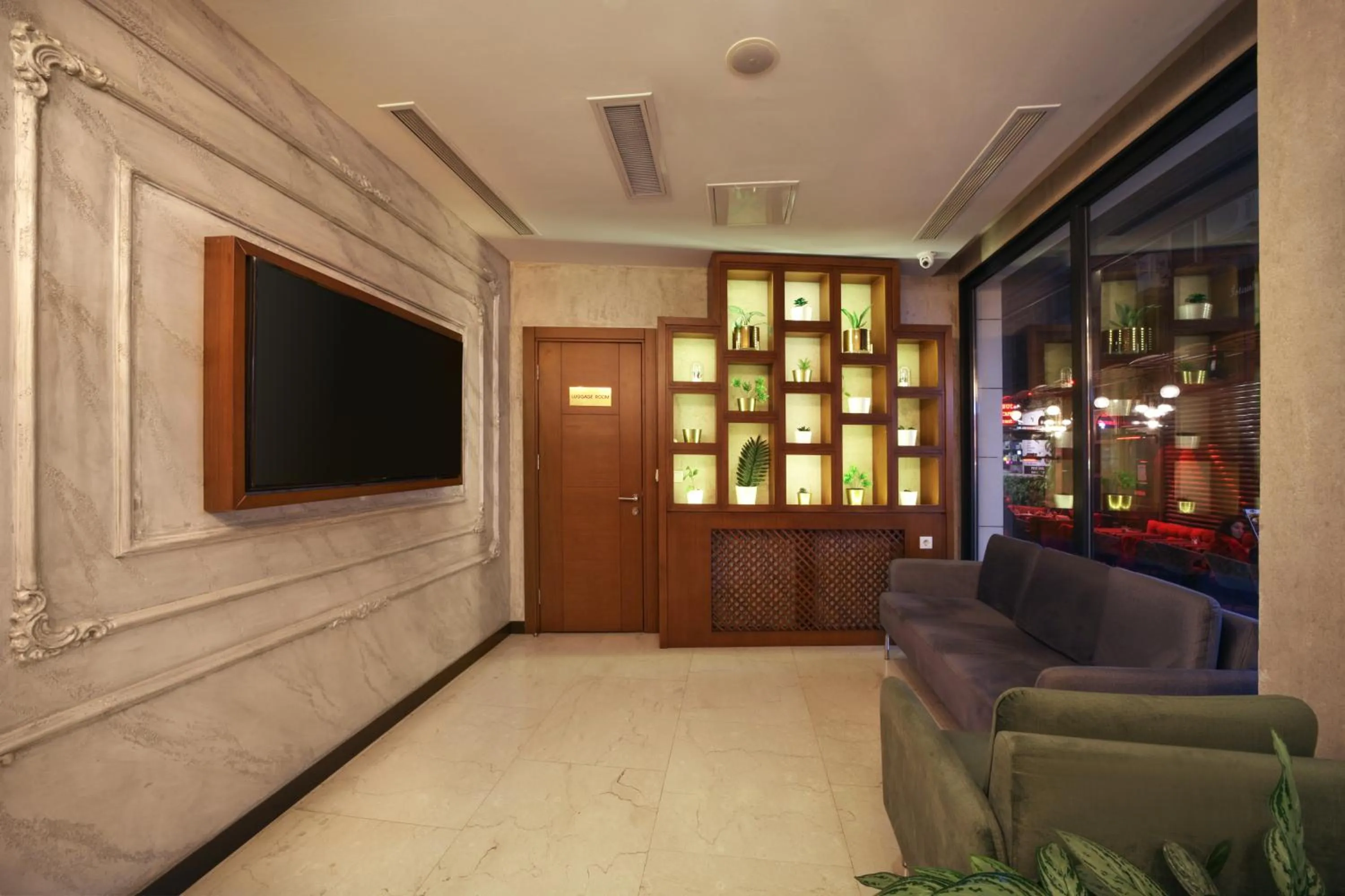 Communal lounge/ TV room in Suadhan Hotel