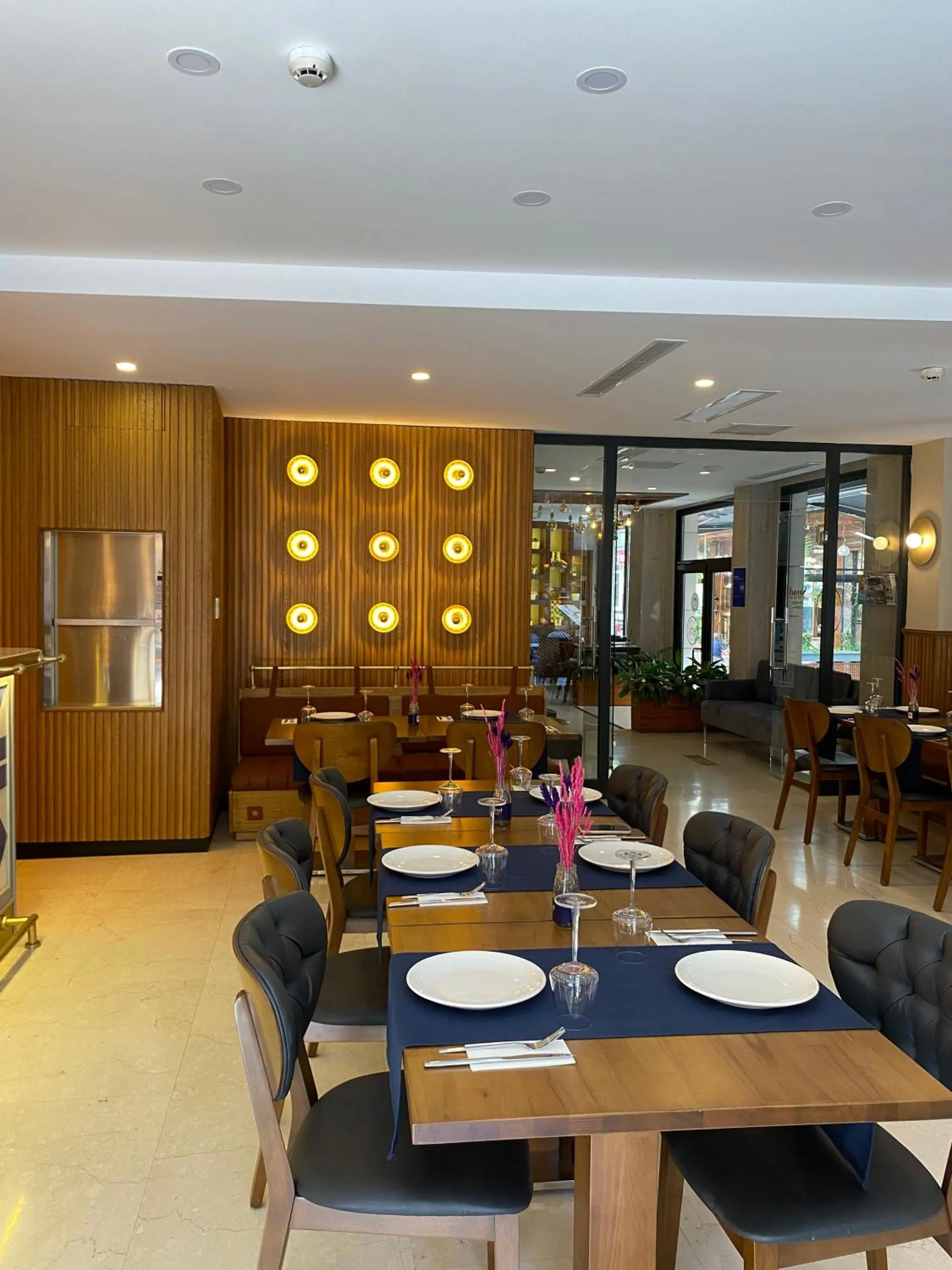Restaurant/places to eat in Suadhan Hotel