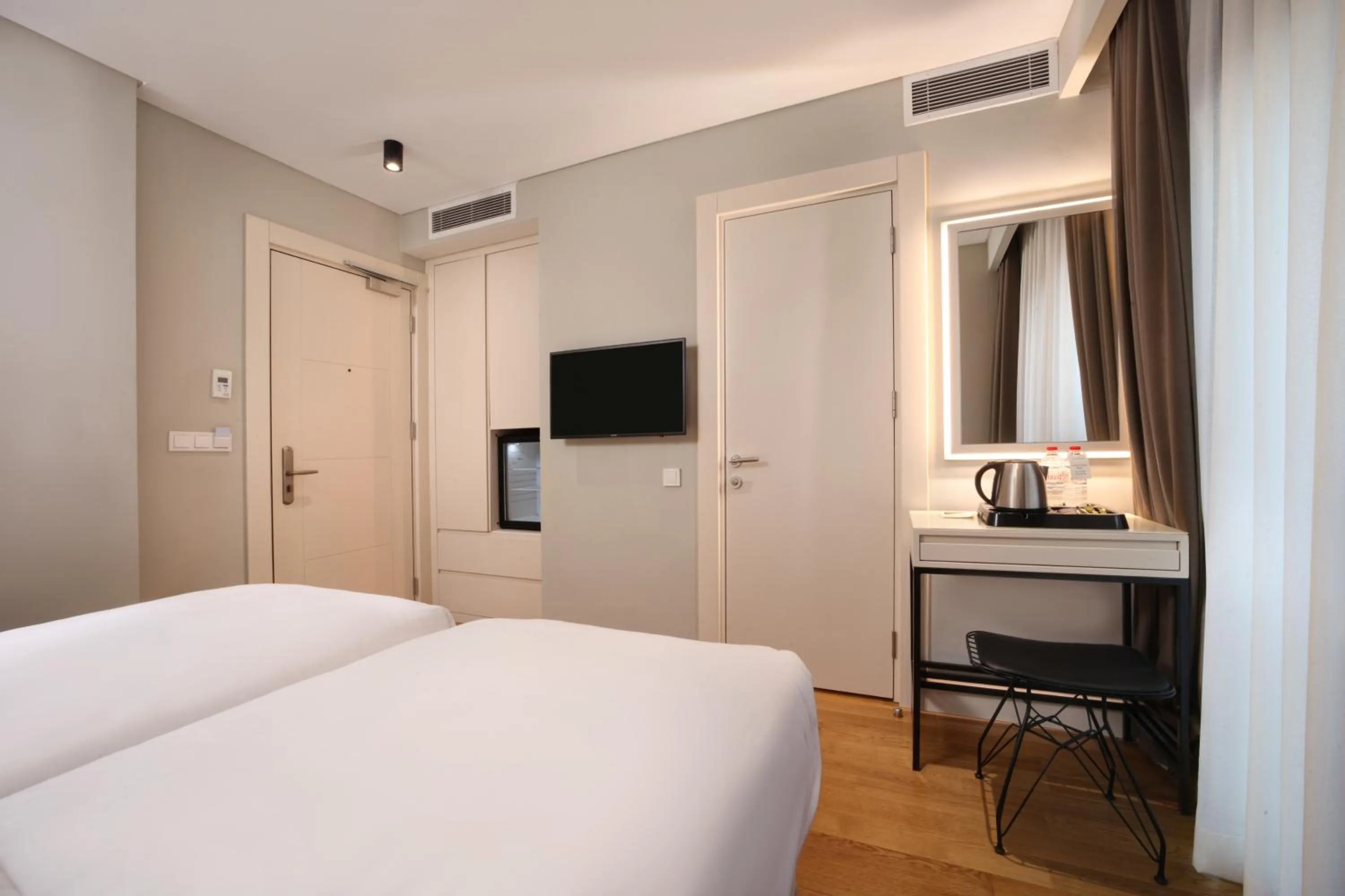 Bathroom, Bed in Suadhan Hotel